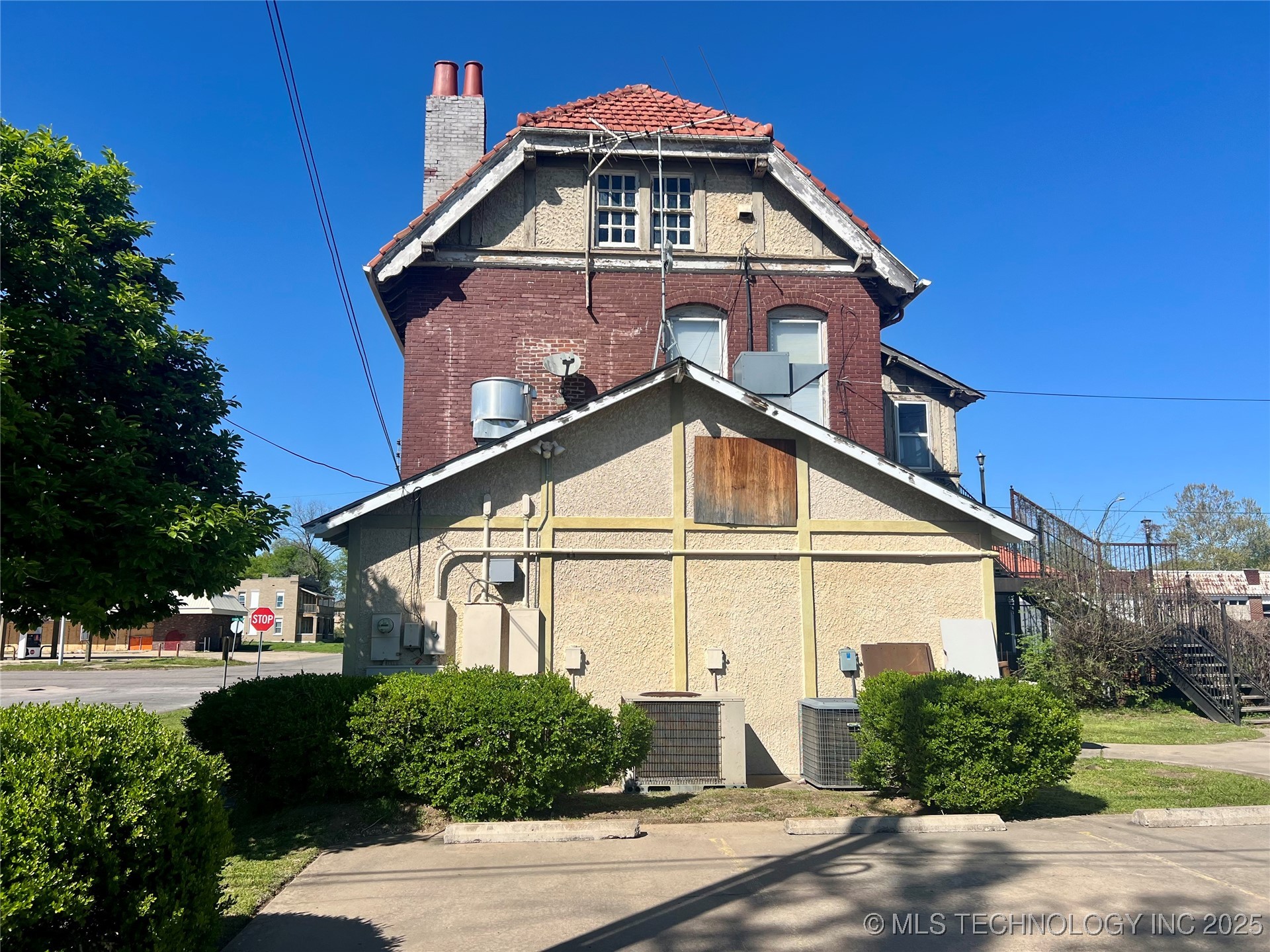 821 W Broadway Street Property Photo 40