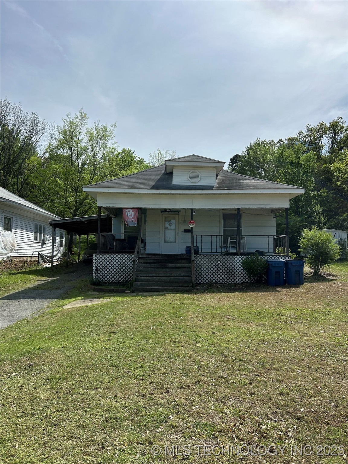 220 W Comanche Property Photo 1