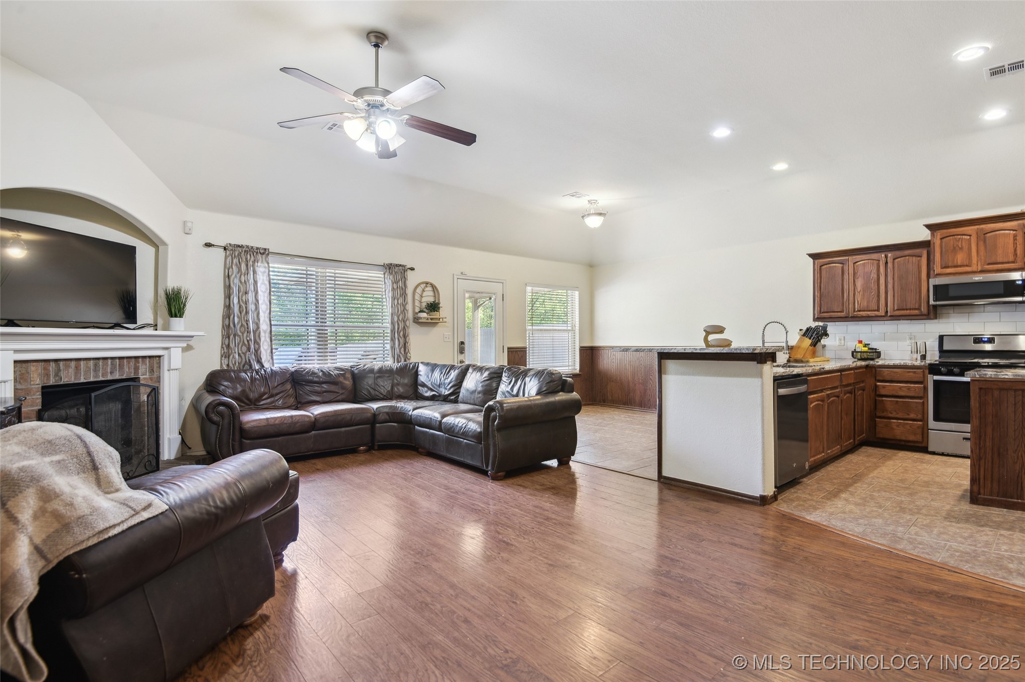 115 E Elmira Place Property Photo 7