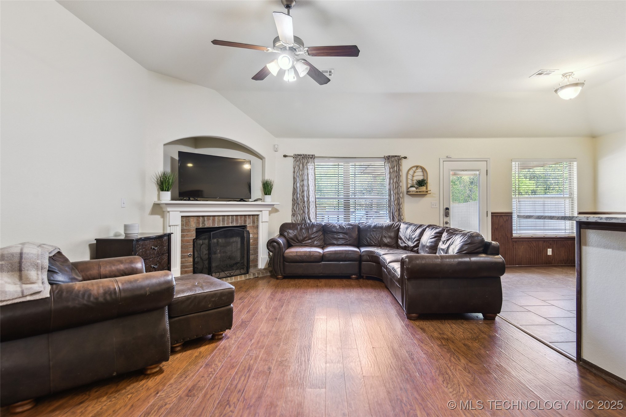 115 E Elmira Place Property Photo 8