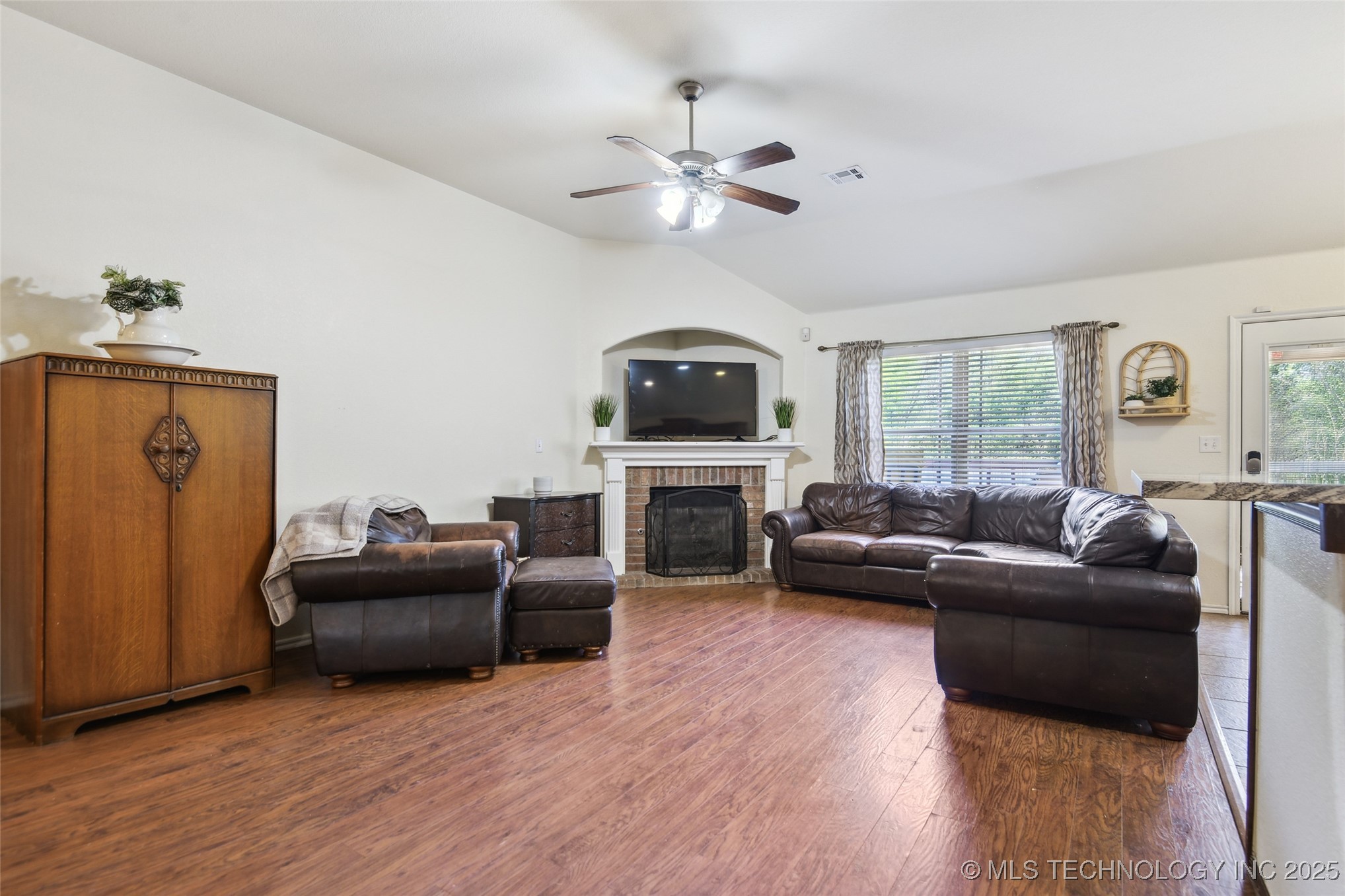 115 E Elmira Place Property Photo 9