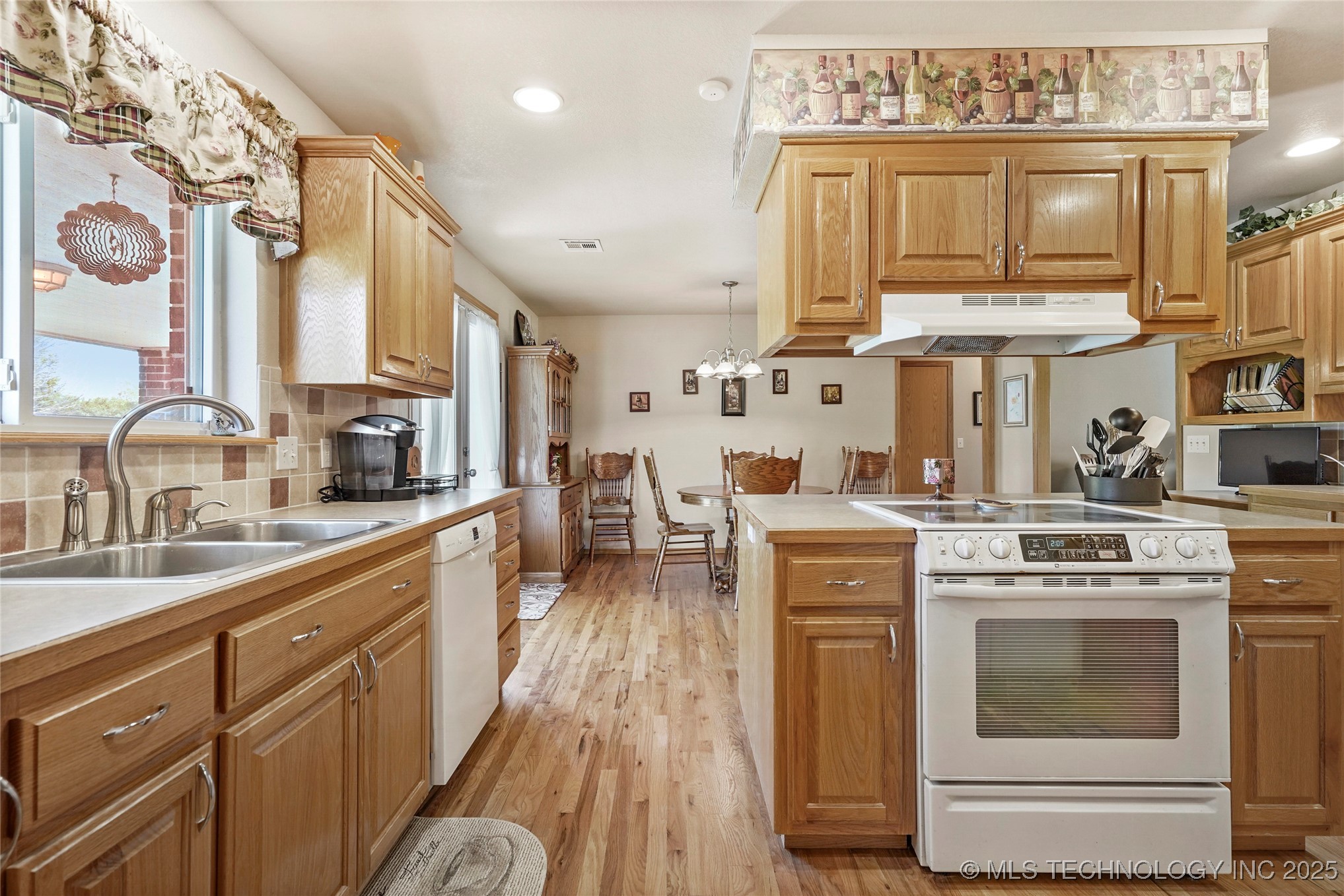 16235 N Peoria Avenue Property Photo 16