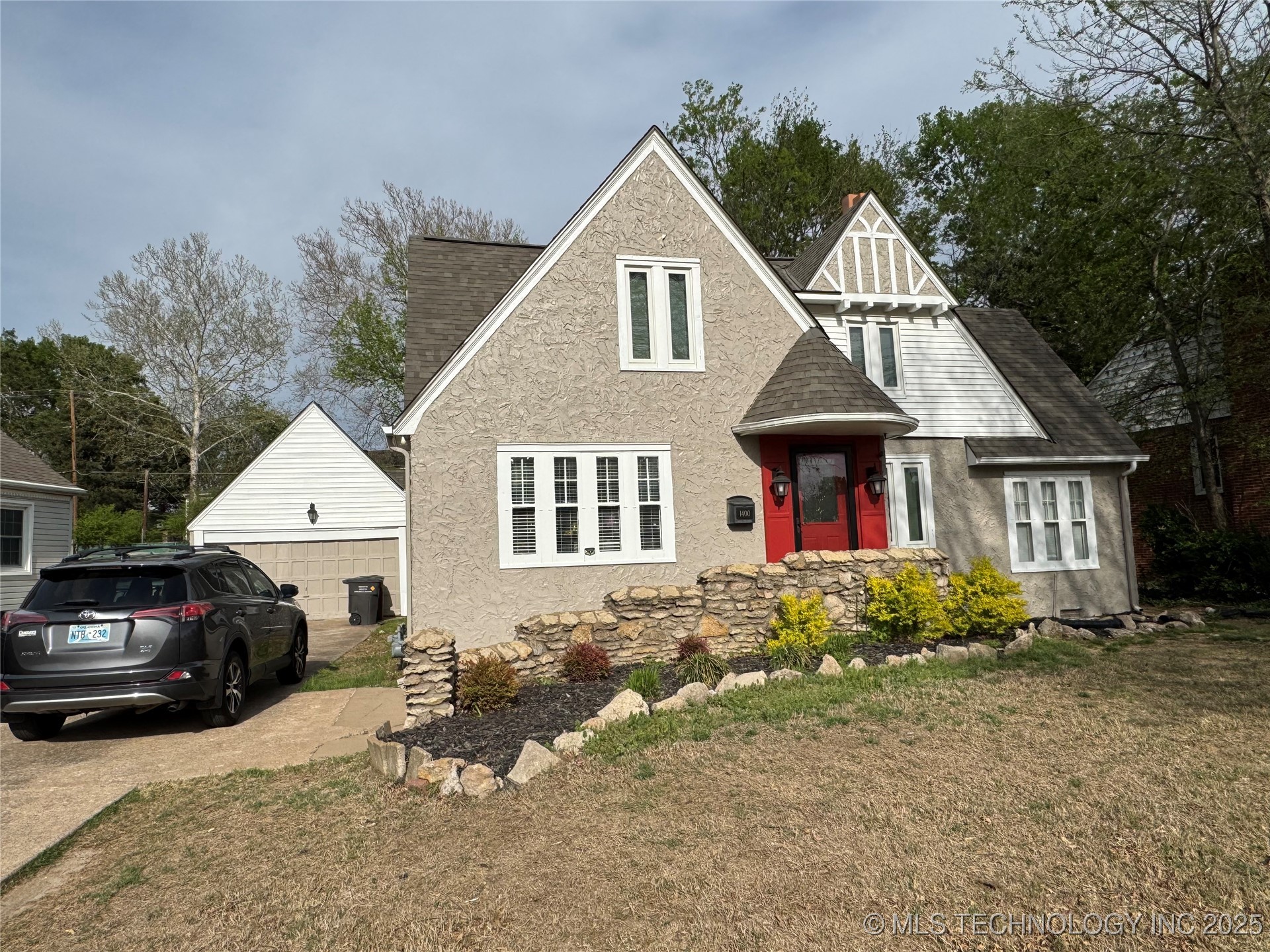 1400 Hillcrest Property Photo 1