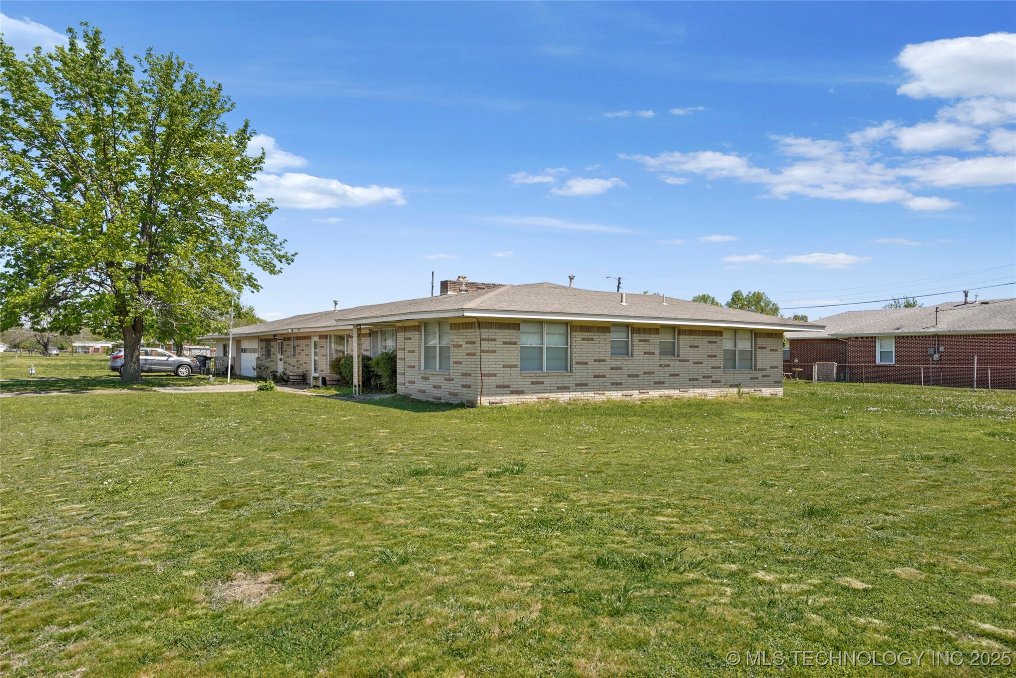 9545 S Phoenix Avenue Property Photo 2