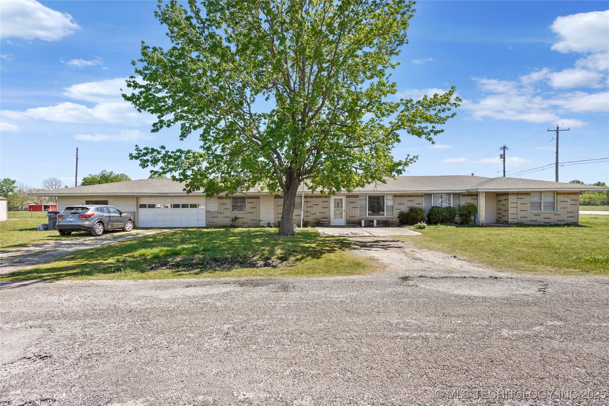 9545 S Phoenix Avenue Property Photo 3