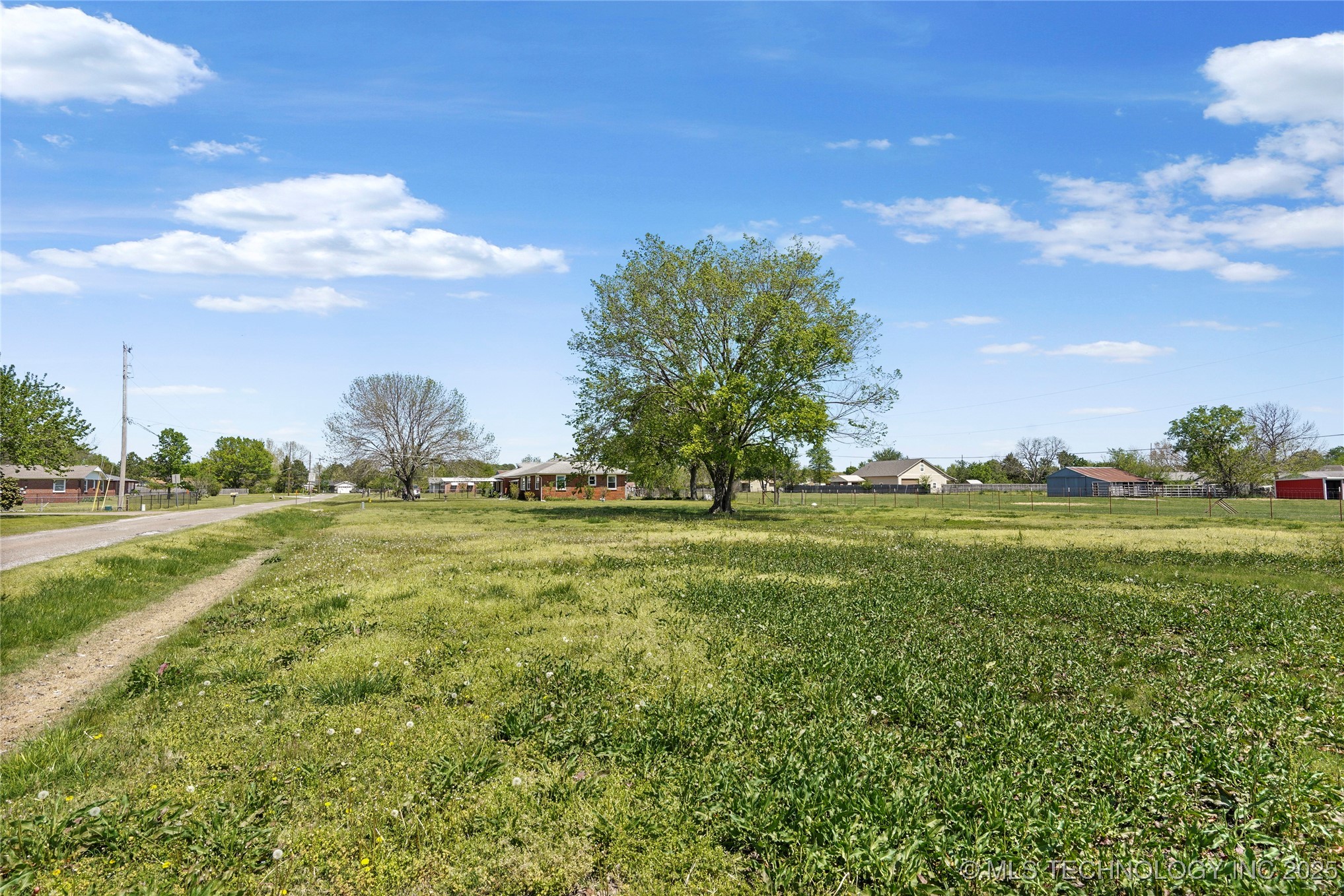 9545 S Phoenix Avenue Property Photo 7