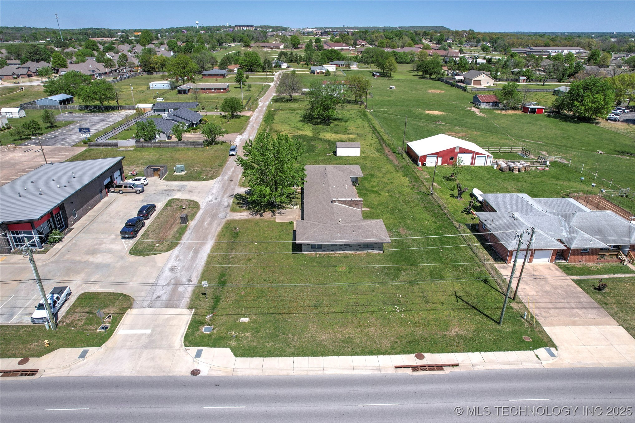 9545 S Phoenix Avenue Property Photo 8
