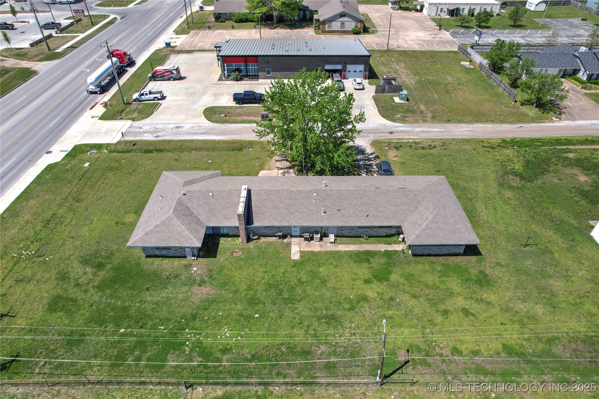 9545 S Phoenix Avenue Property Photo 10