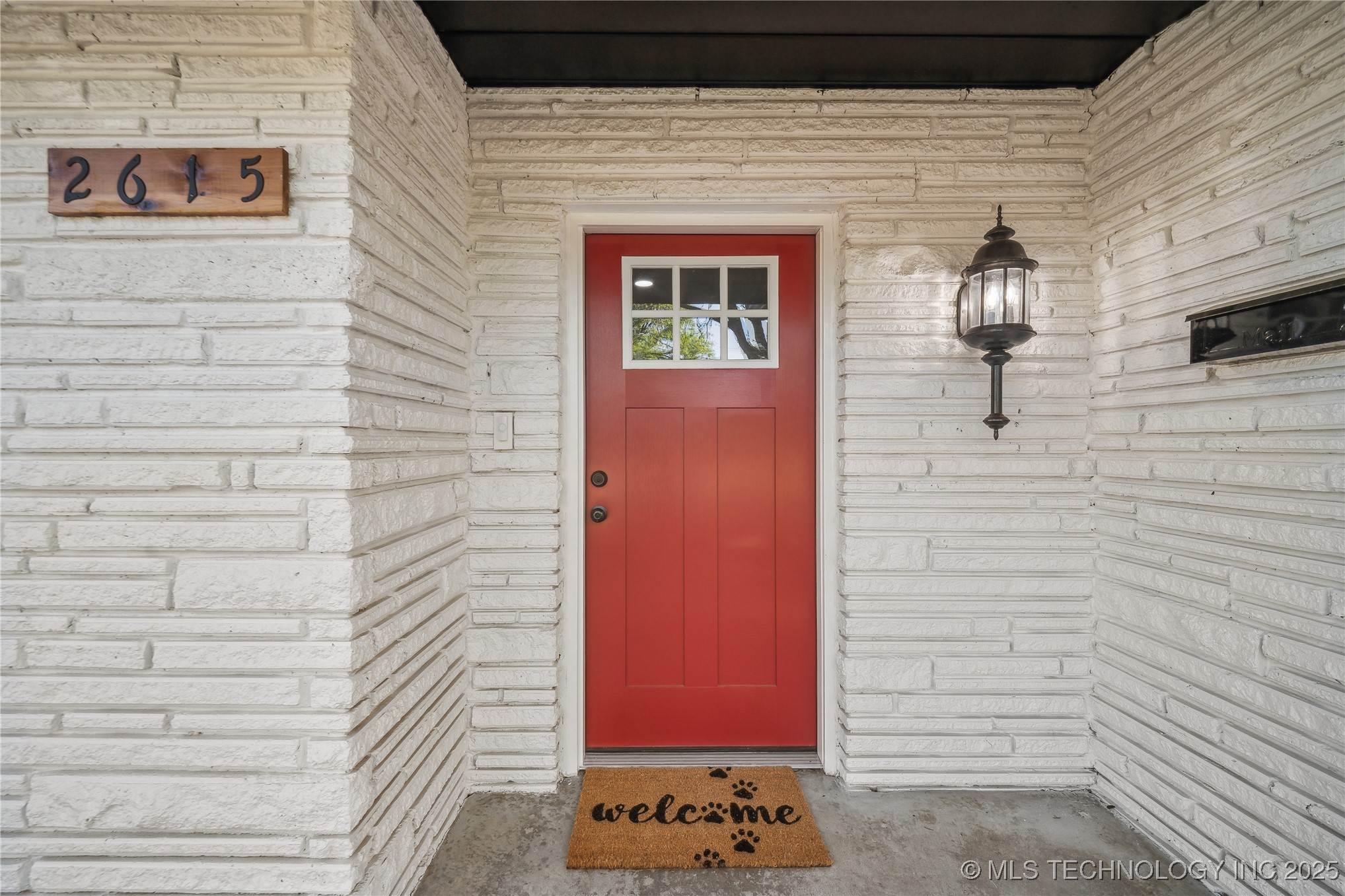 2615 E 59th Street Property Photo 4