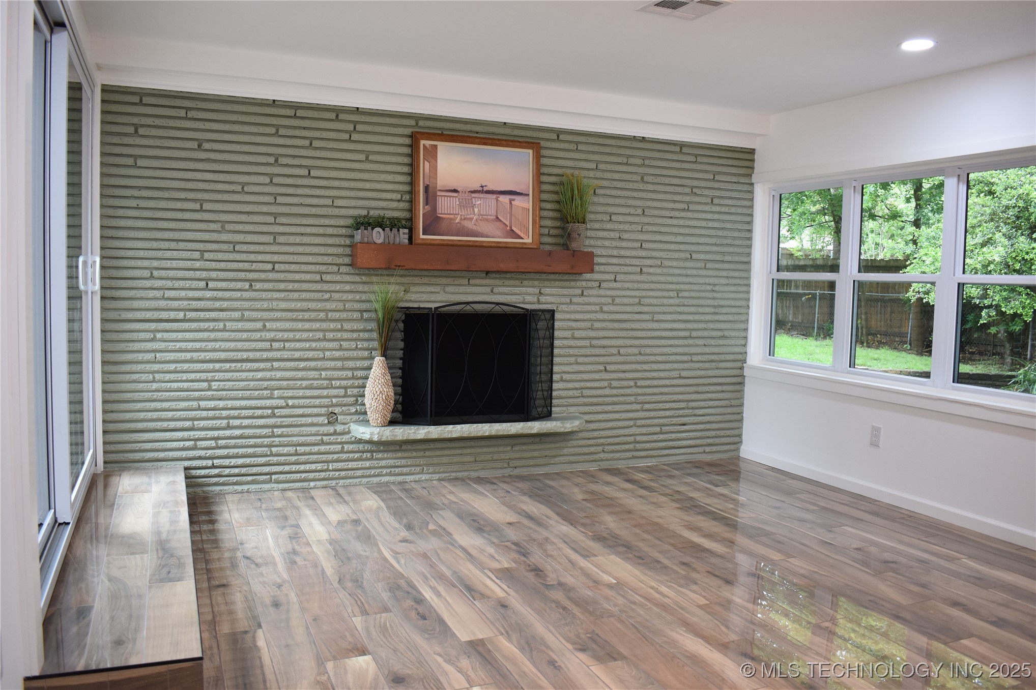 2615 E 59th Street Property Photo 30
