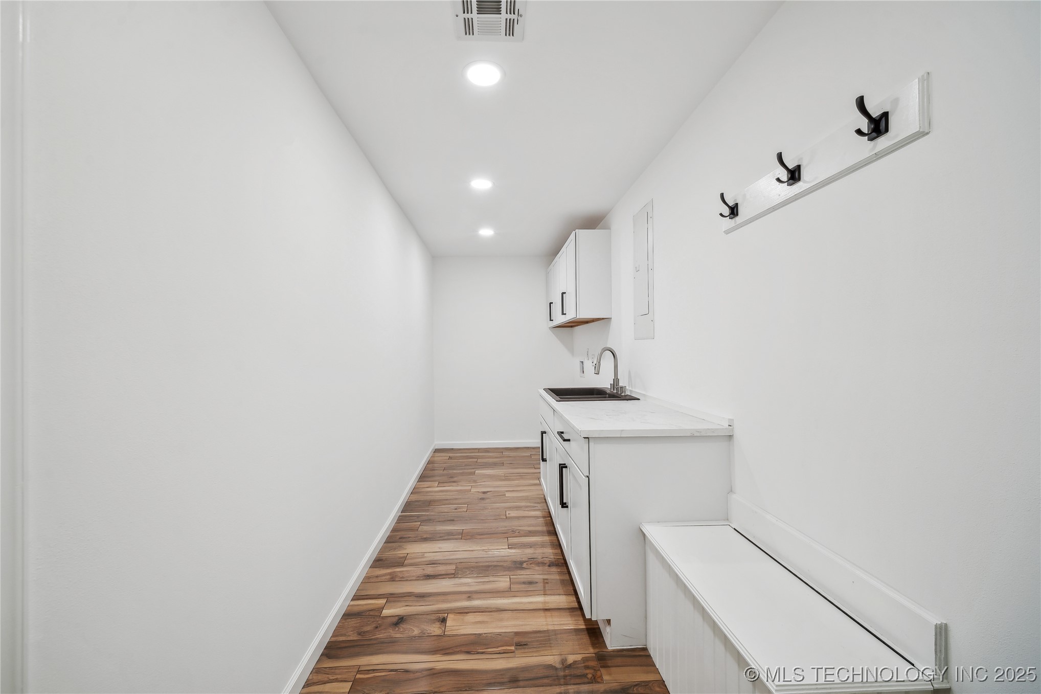2615 E 59th Street Property Photo 43