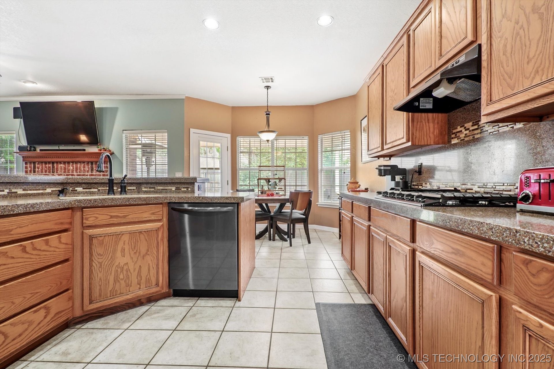 2412 S Tamarack Avenue Property Photo 22