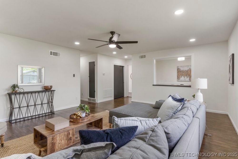 2703 S Norwood Avenue Property Photo 10