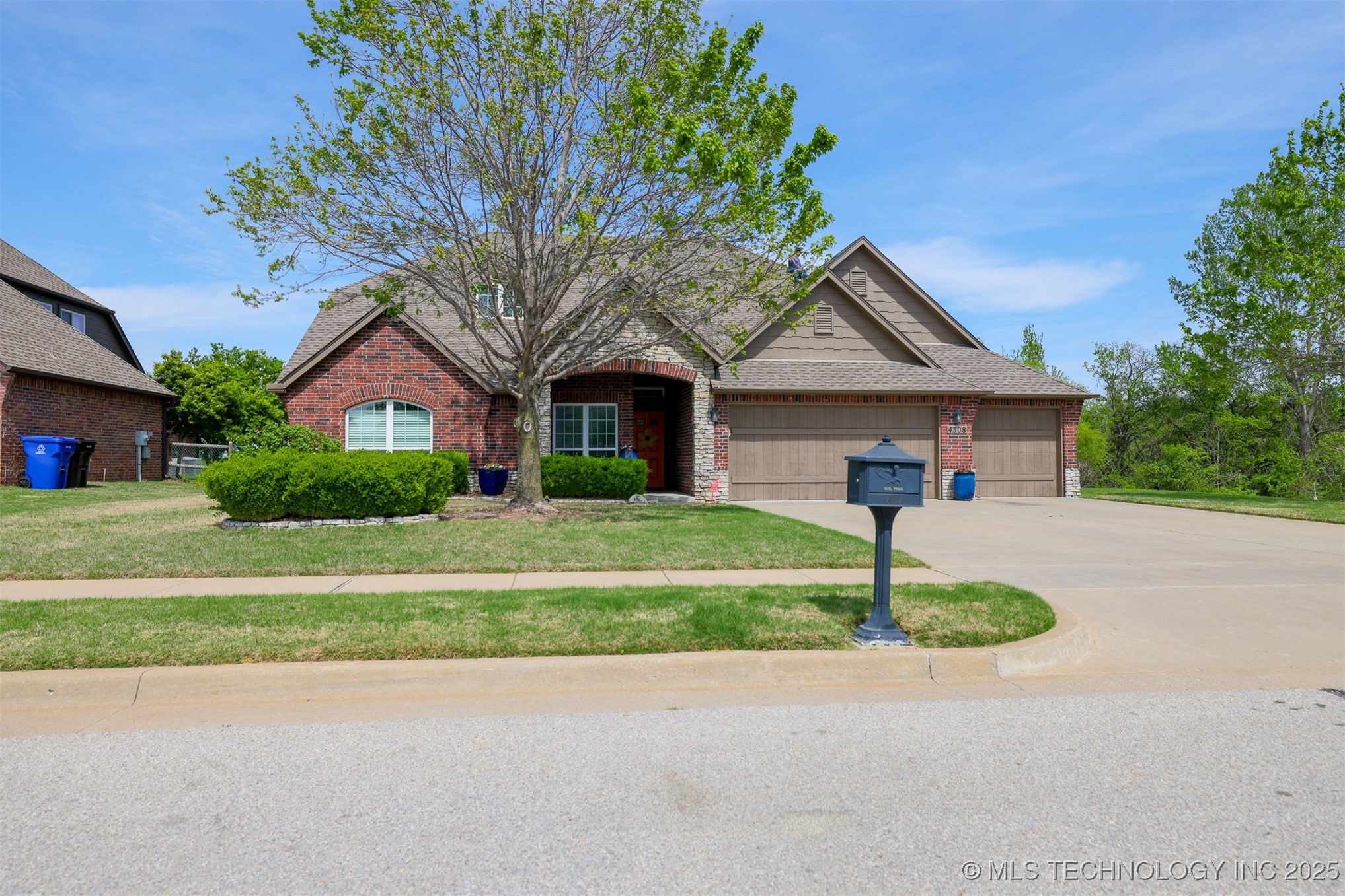 4308 N Ironwood Avenue Property Photo 2