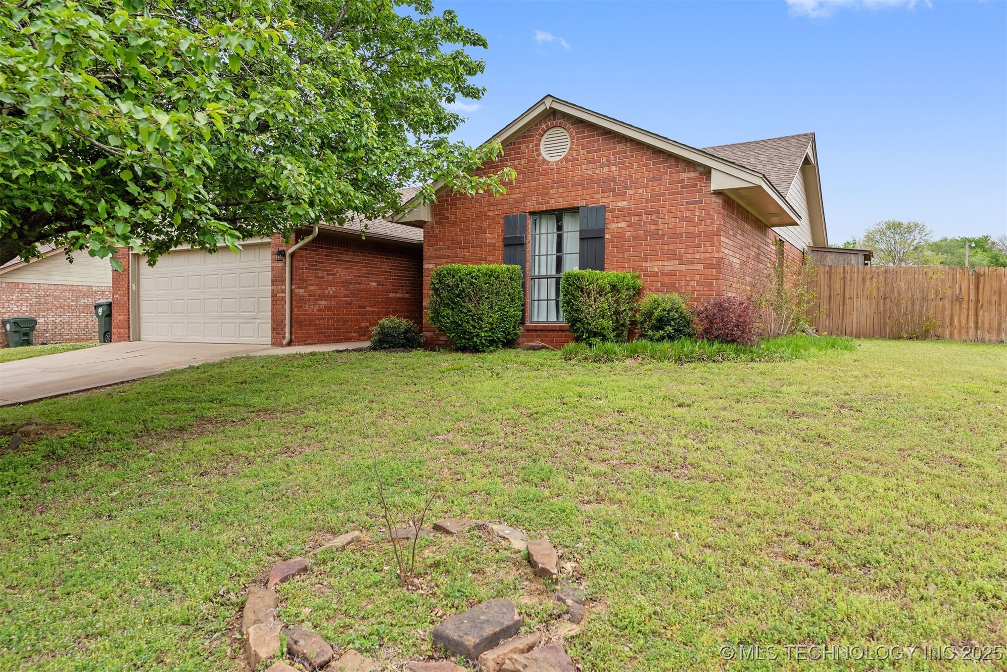 2204 Sunset Ridge Drive Property Photo 2