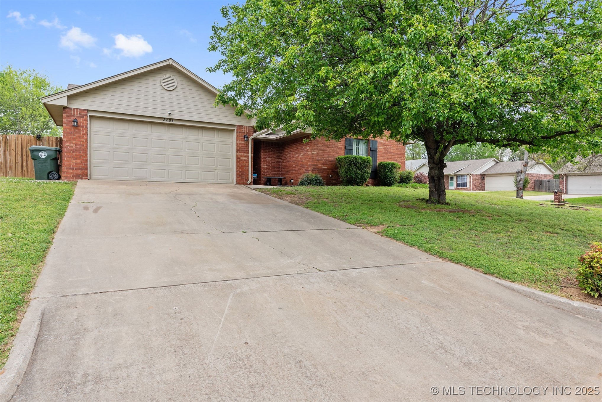 2204 Sunset Ridge Drive Property Photo 3