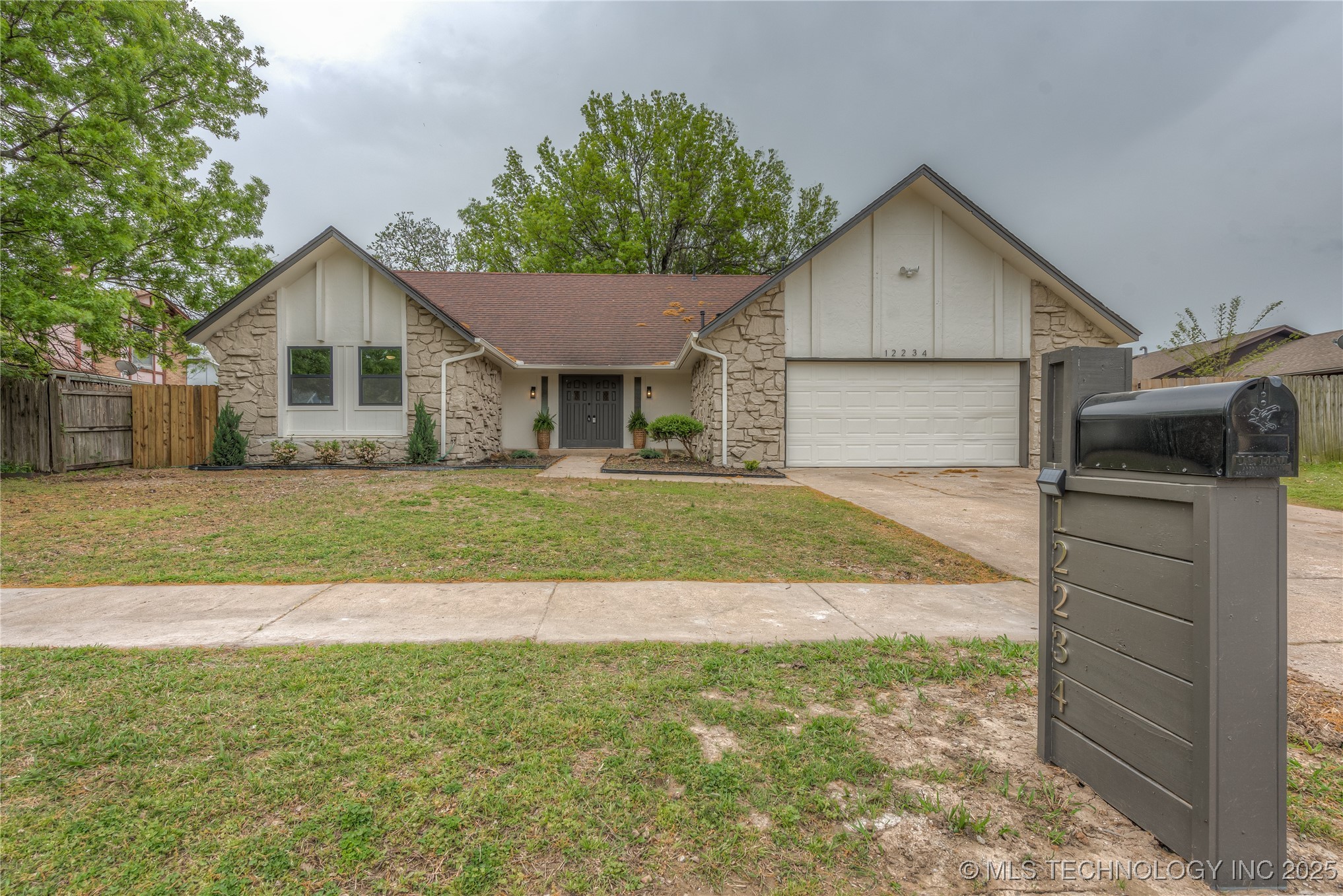 12234 E 39th Street Property Photo 1