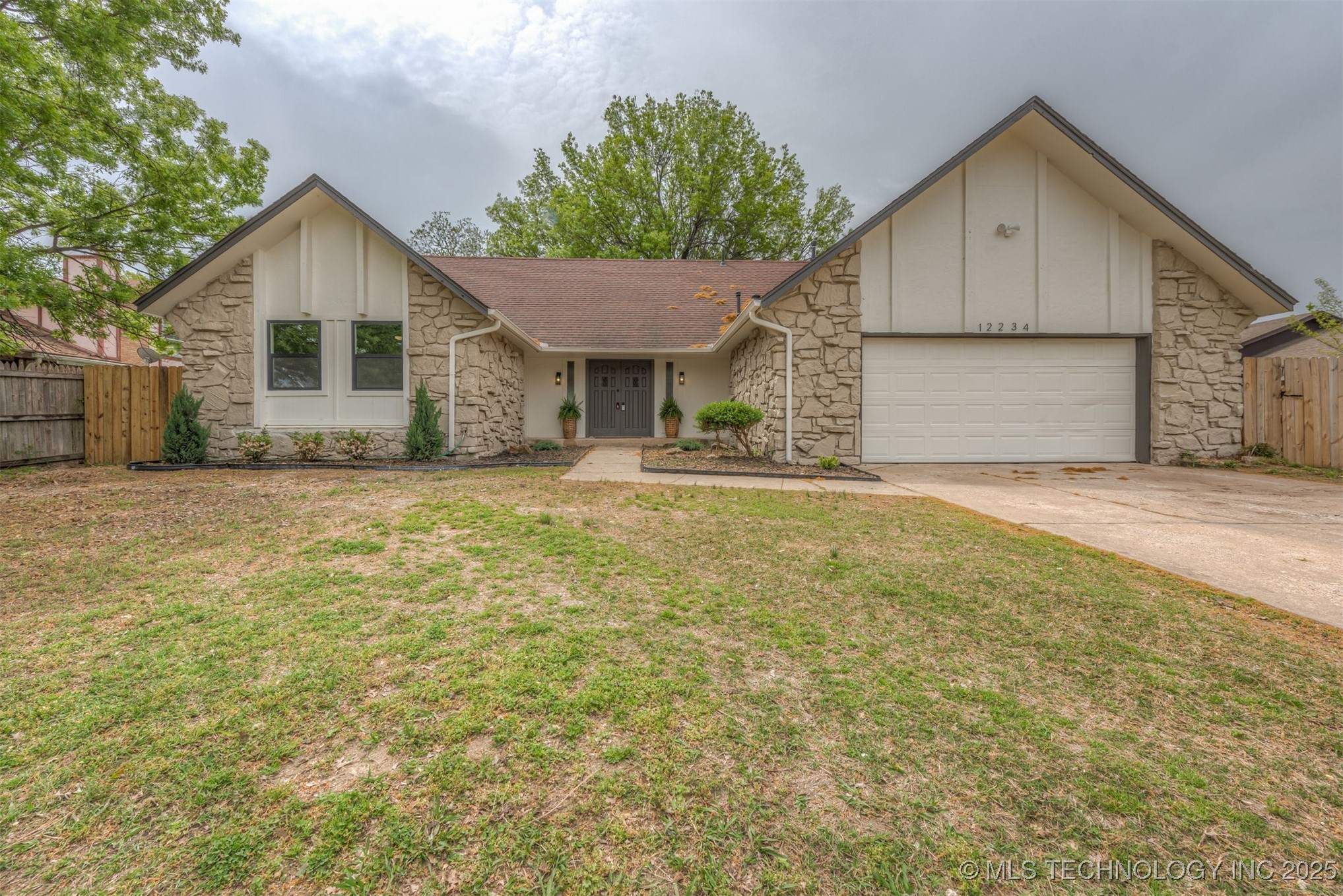 12234 E 39th Street Property Photo 2