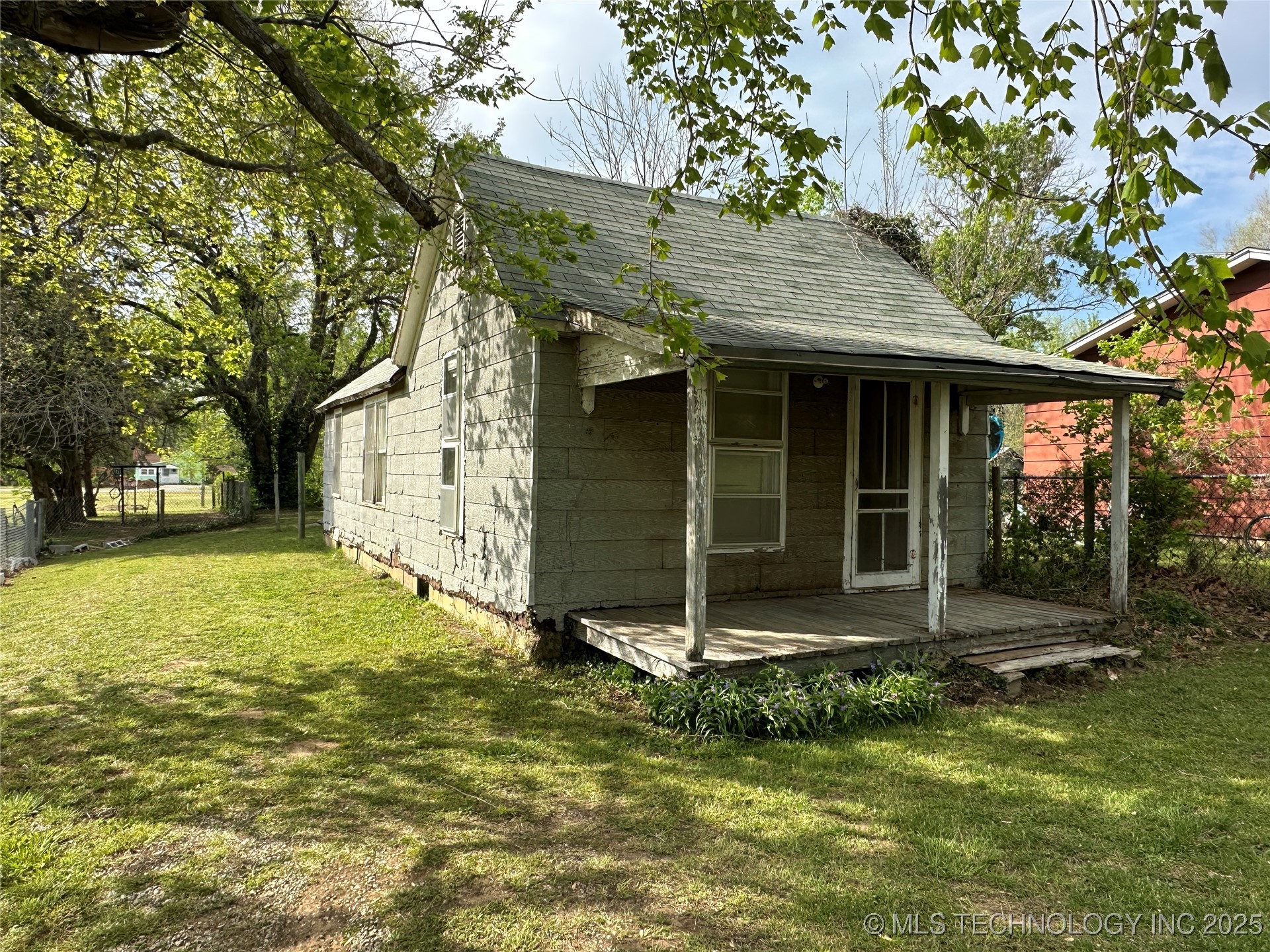 221 S Elm Street Property Photo 1