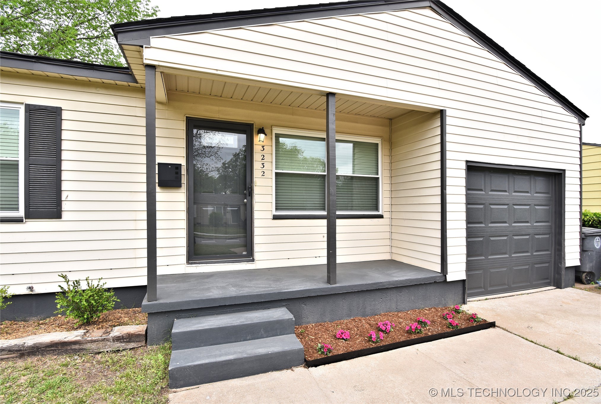 3232 N Hartford Avenue Property Photo