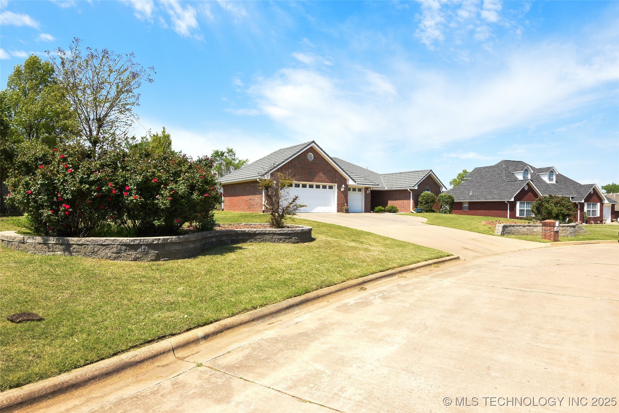 605 S Timber Ridge Drive Property Photo 2