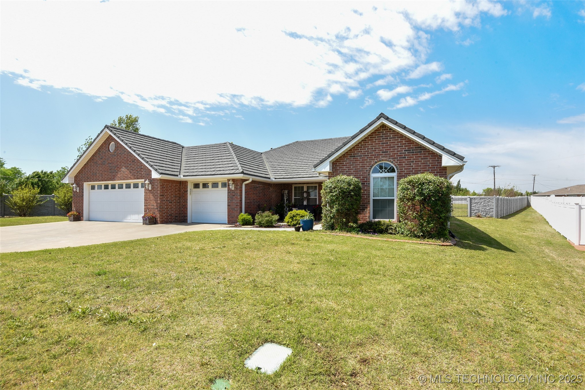 605 S Timber Ridge Drive Property Photo 3