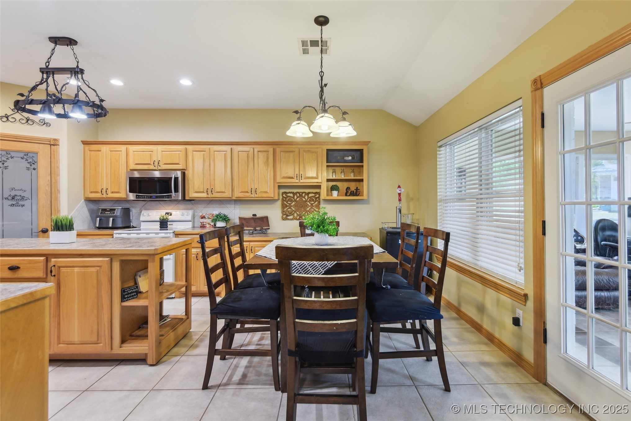 605 S Timber Ridge Drive Property Photo 16
