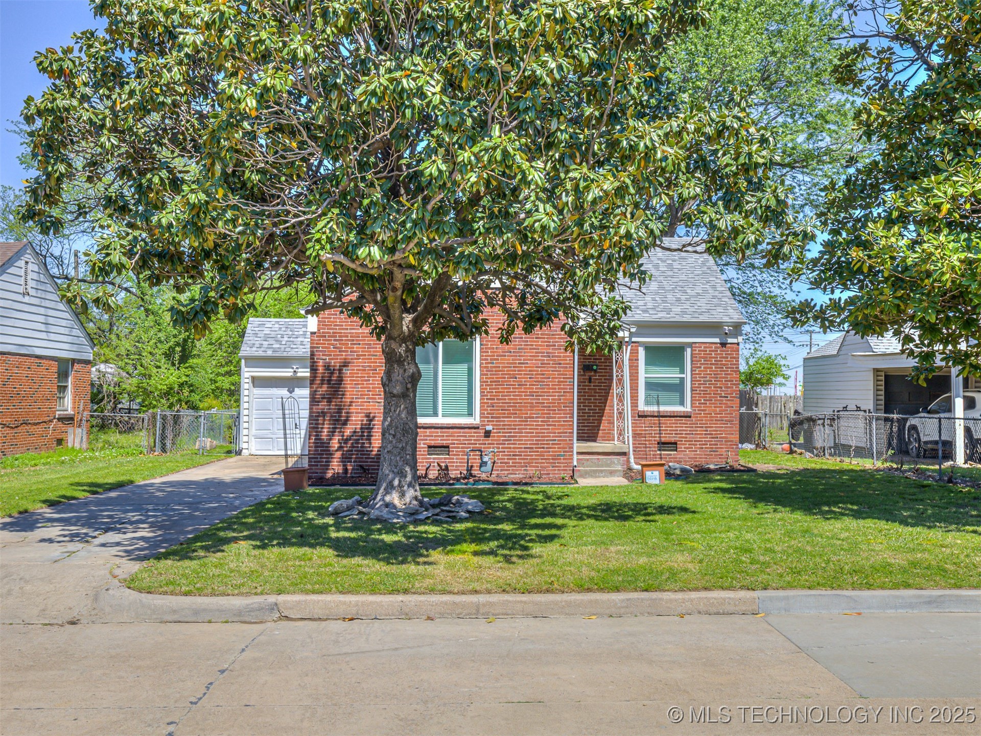 6411 E Pine Place Property Photo
