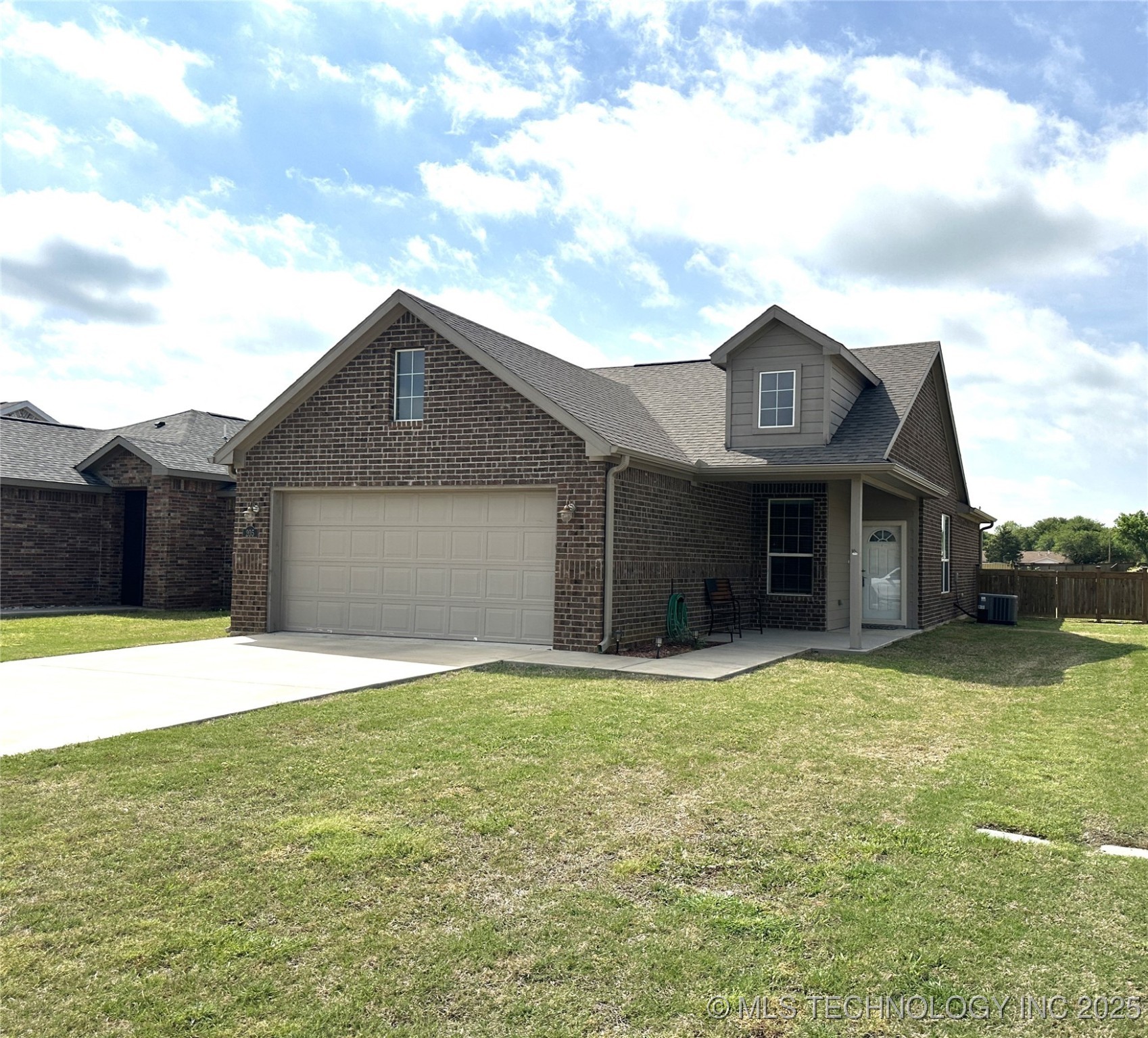 205 Cottonwood Street Property Photo 1