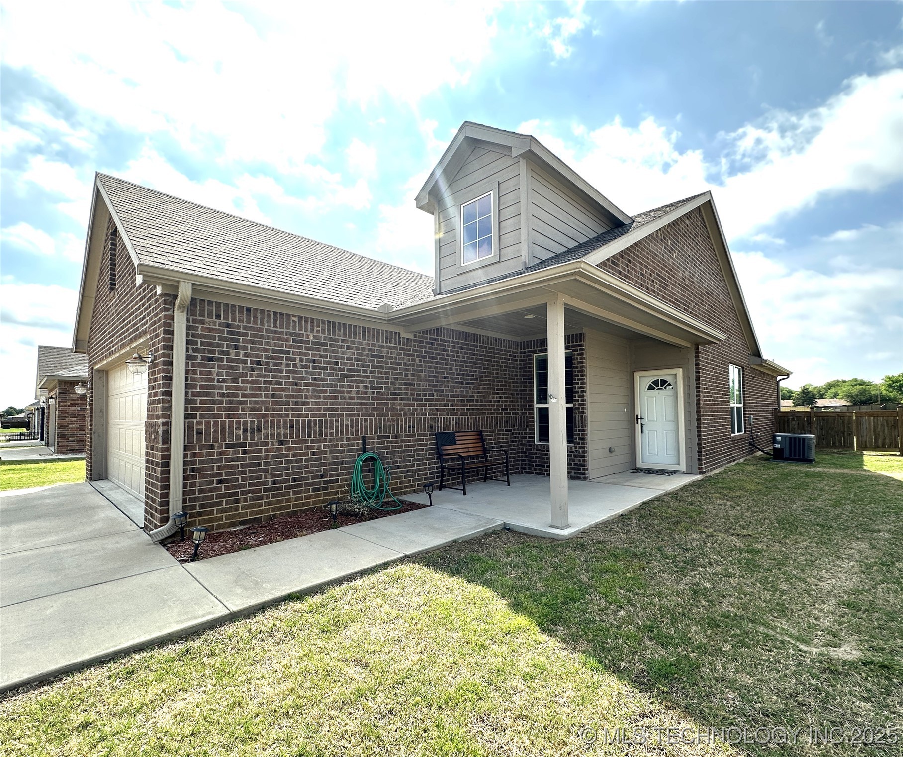 205 Cottonwood Street Property Photo 2