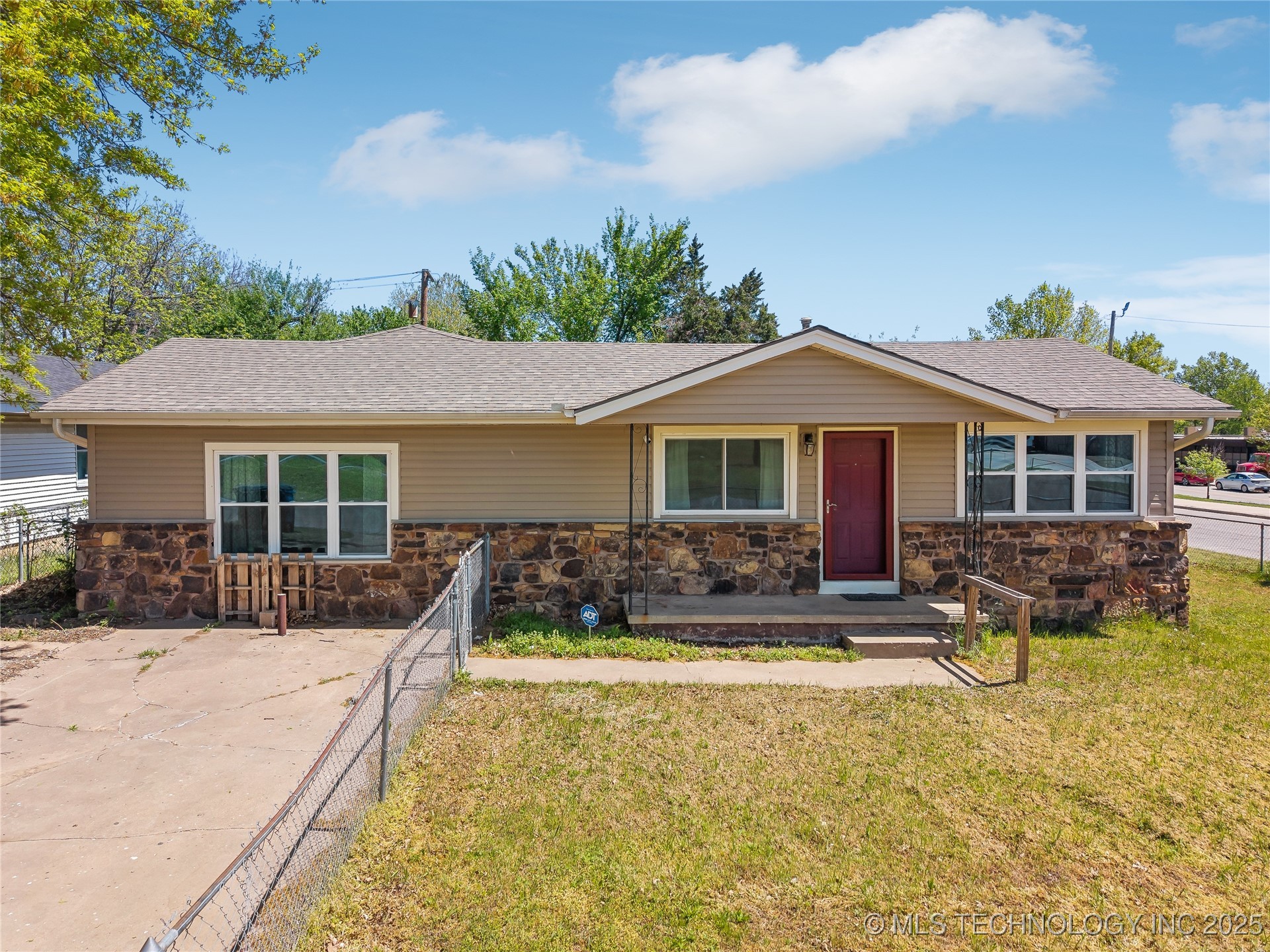 4803 N Wheeling Avenue Property Photo 1