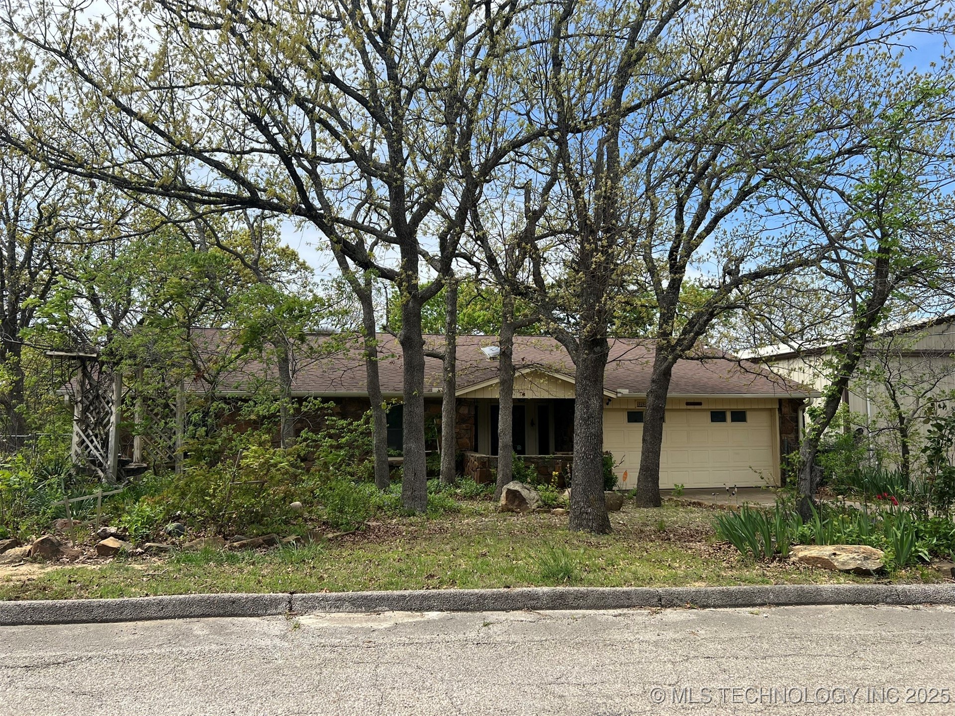 1380 N Lakeview Avenue Property Photo