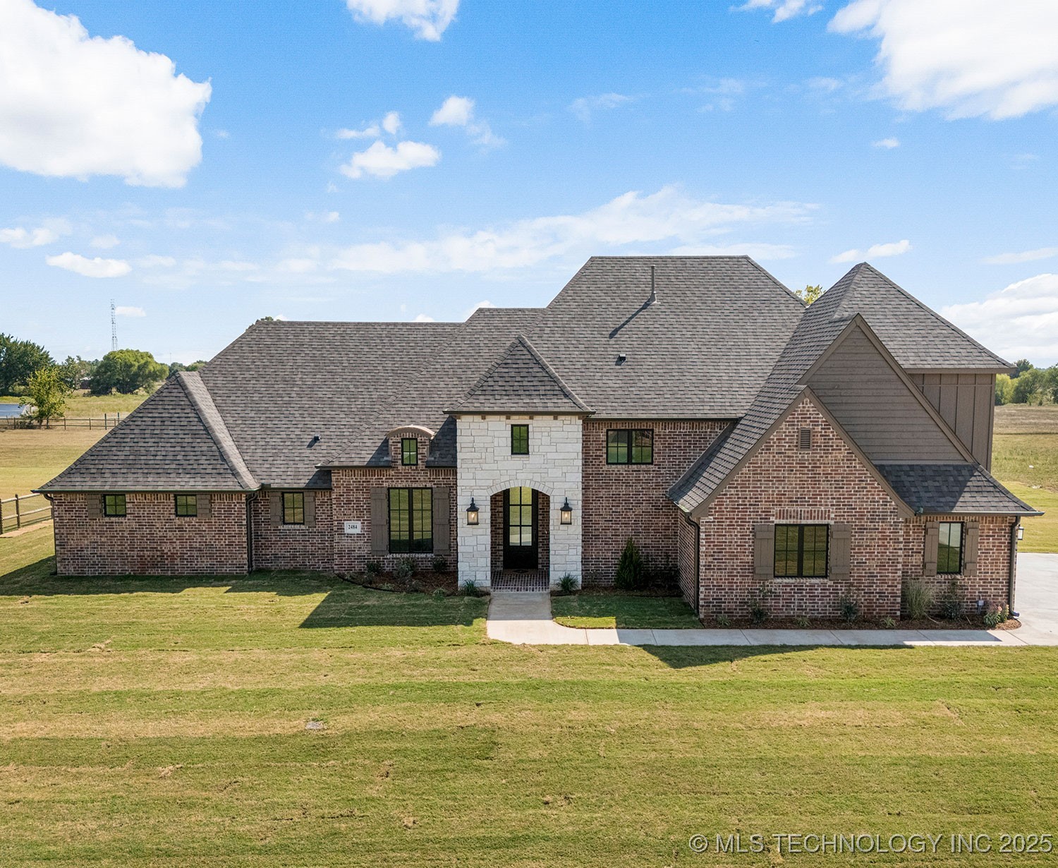 2484 Cross Creek Drive Property Photo