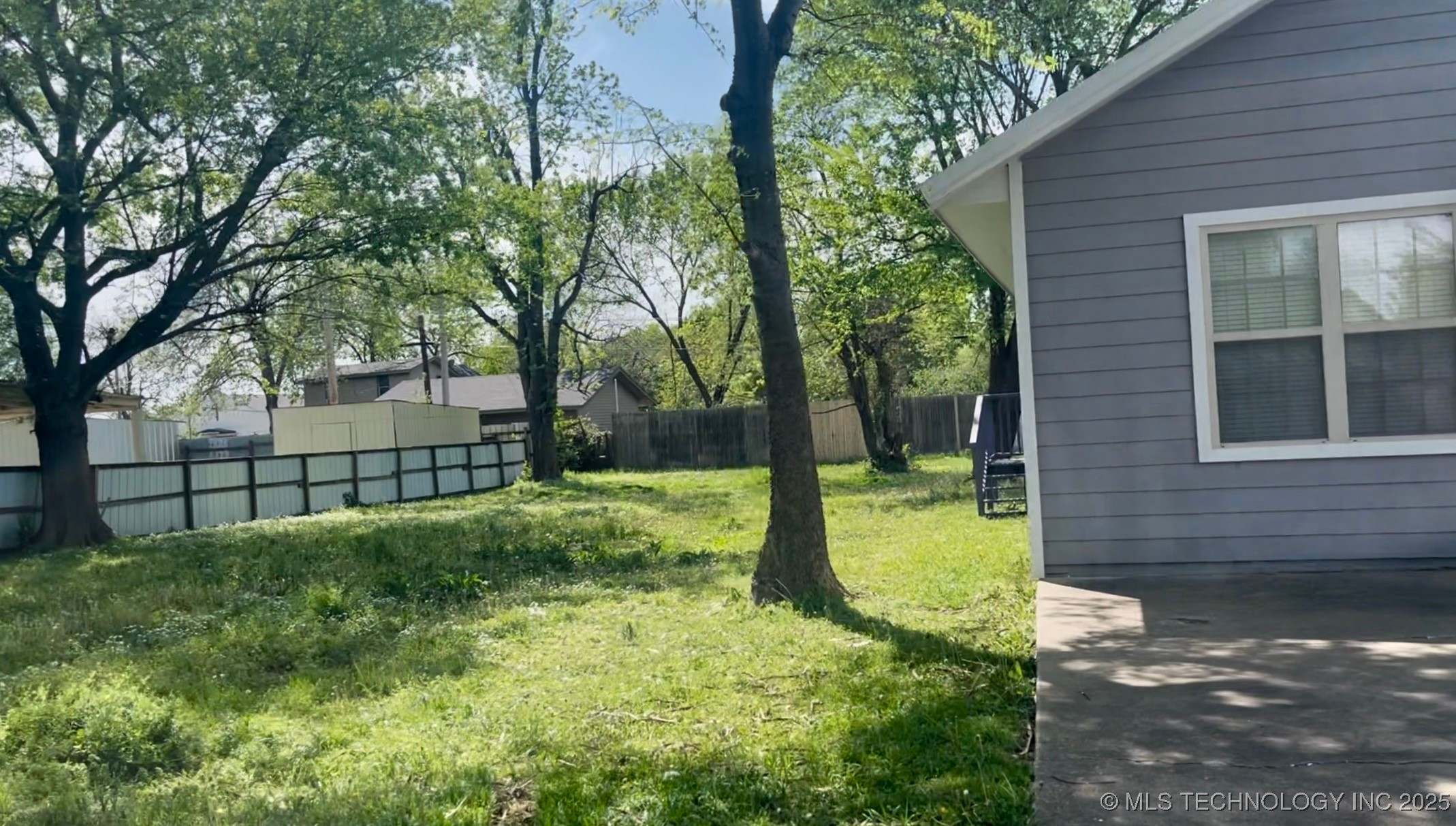 2020 N Maplewood Avenue Property Photo 2