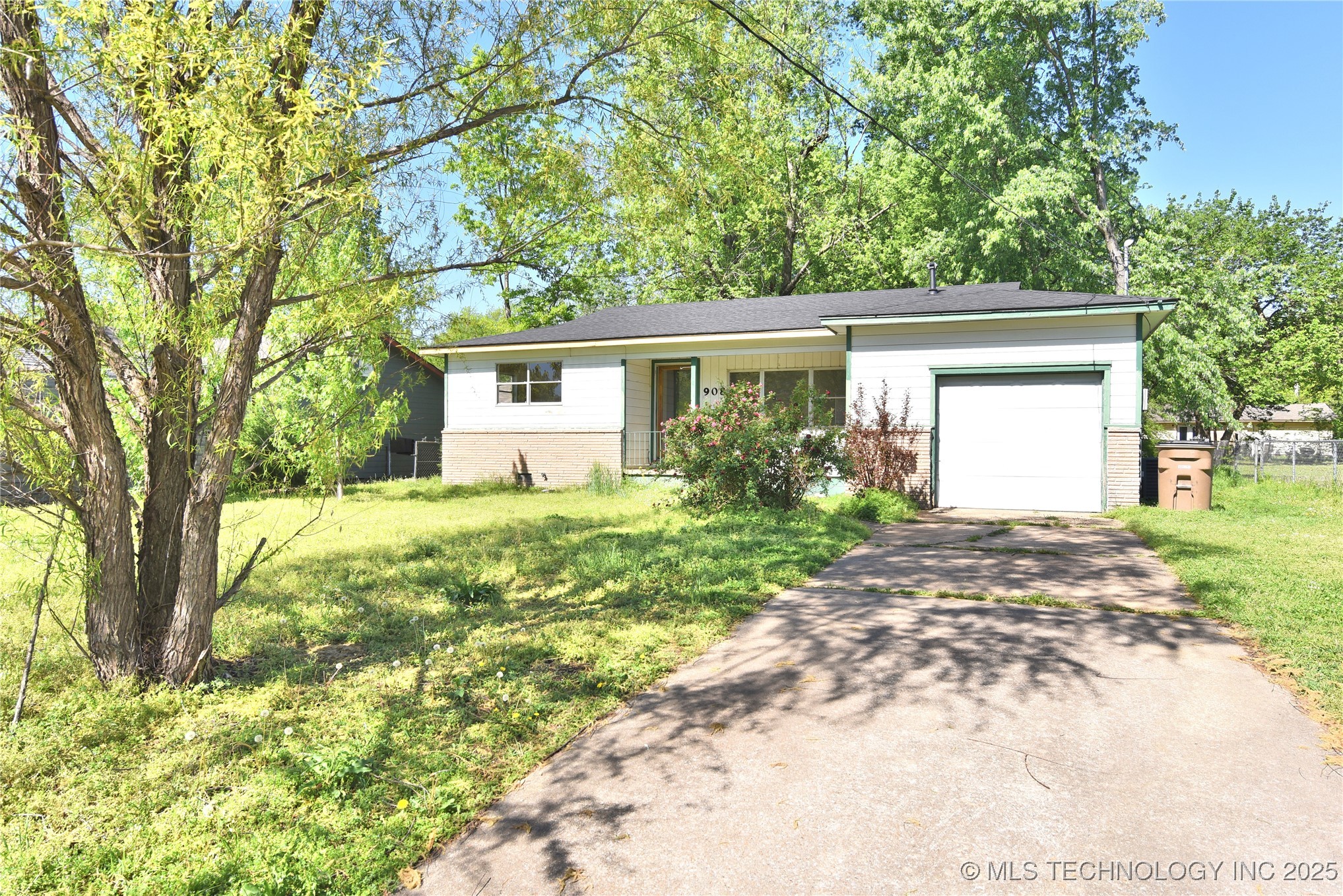 908 S Powell Avenue Property Photo 2