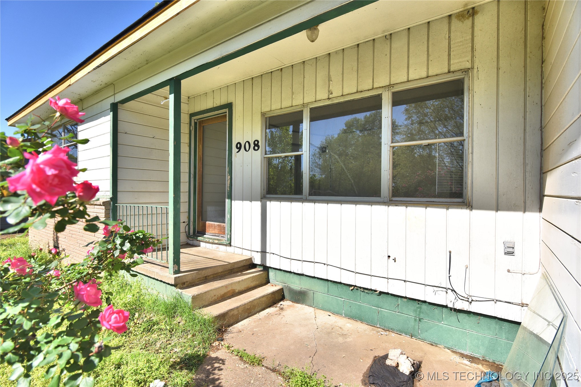 908 S Powell Avenue Property Photo 3