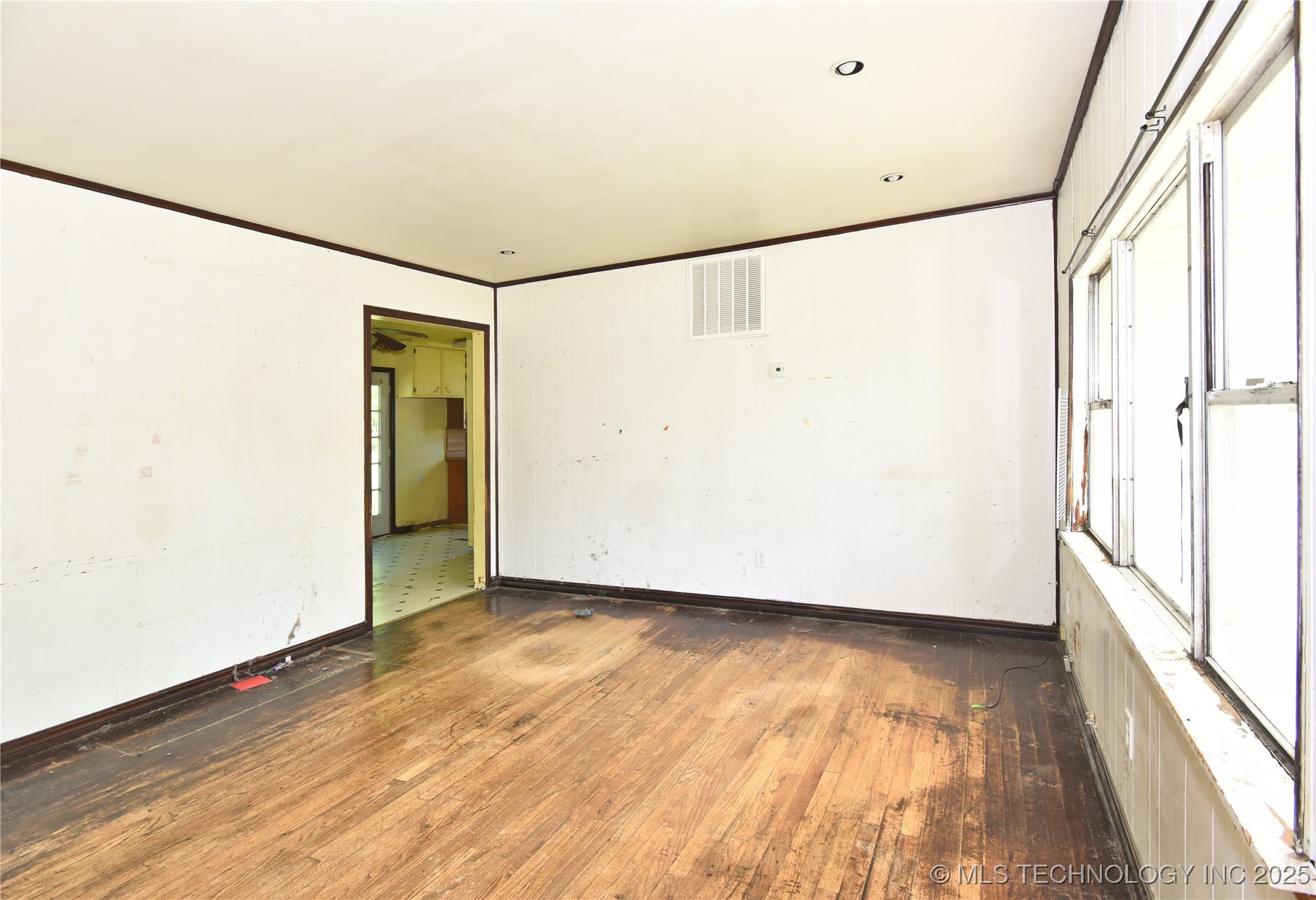 908 S Powell Avenue Property Photo 4