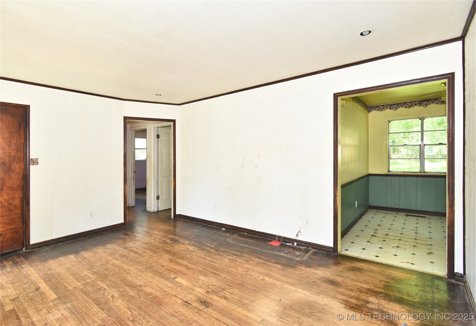 908 S Powell Avenue Property Photo 5