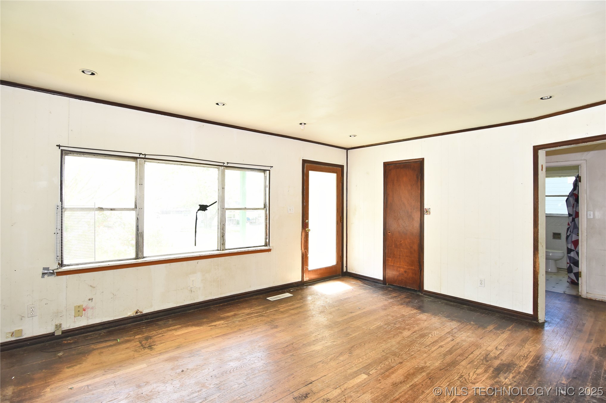 908 S Powell Avenue Property Photo 6