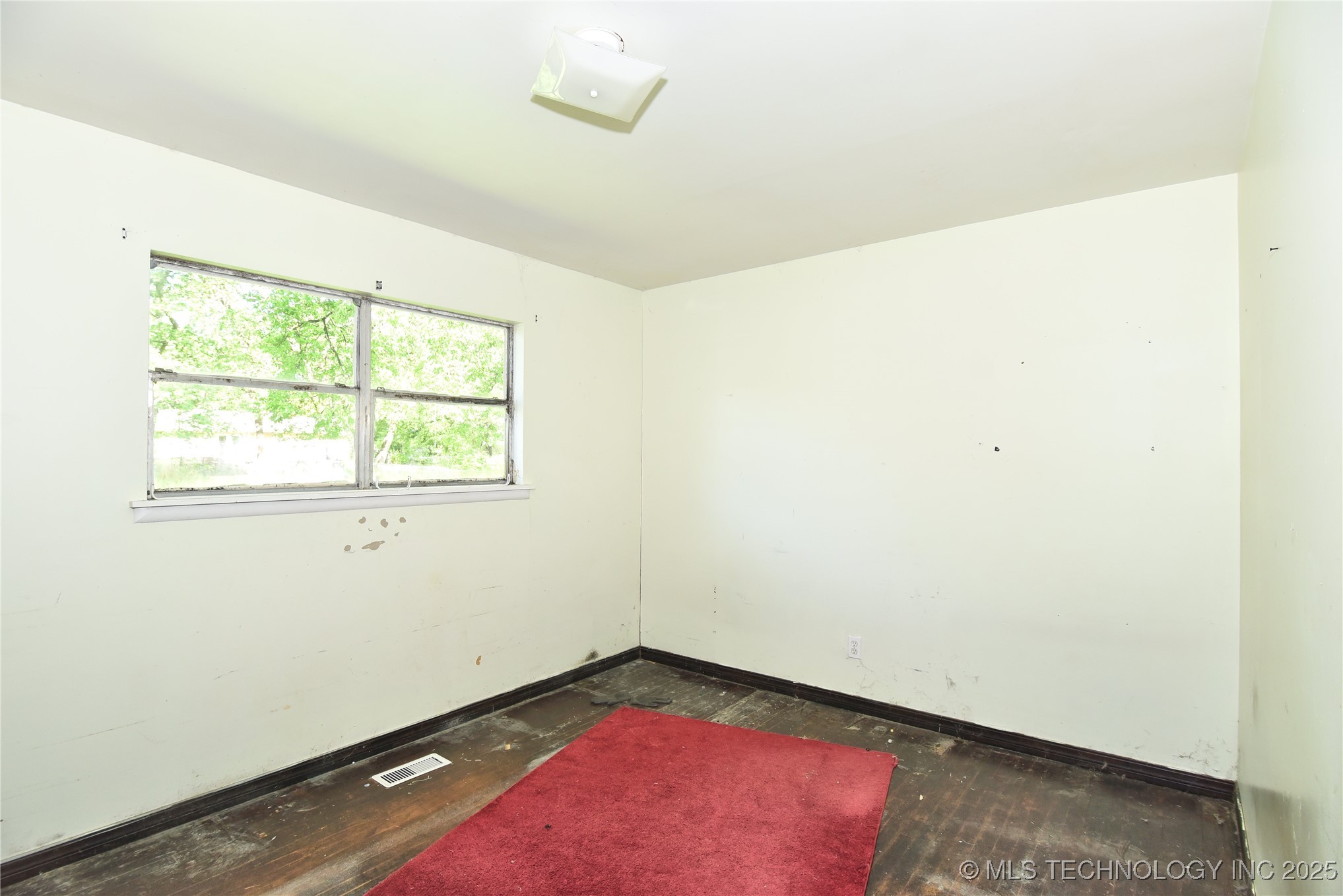 908 S Powell Avenue Property Photo 7