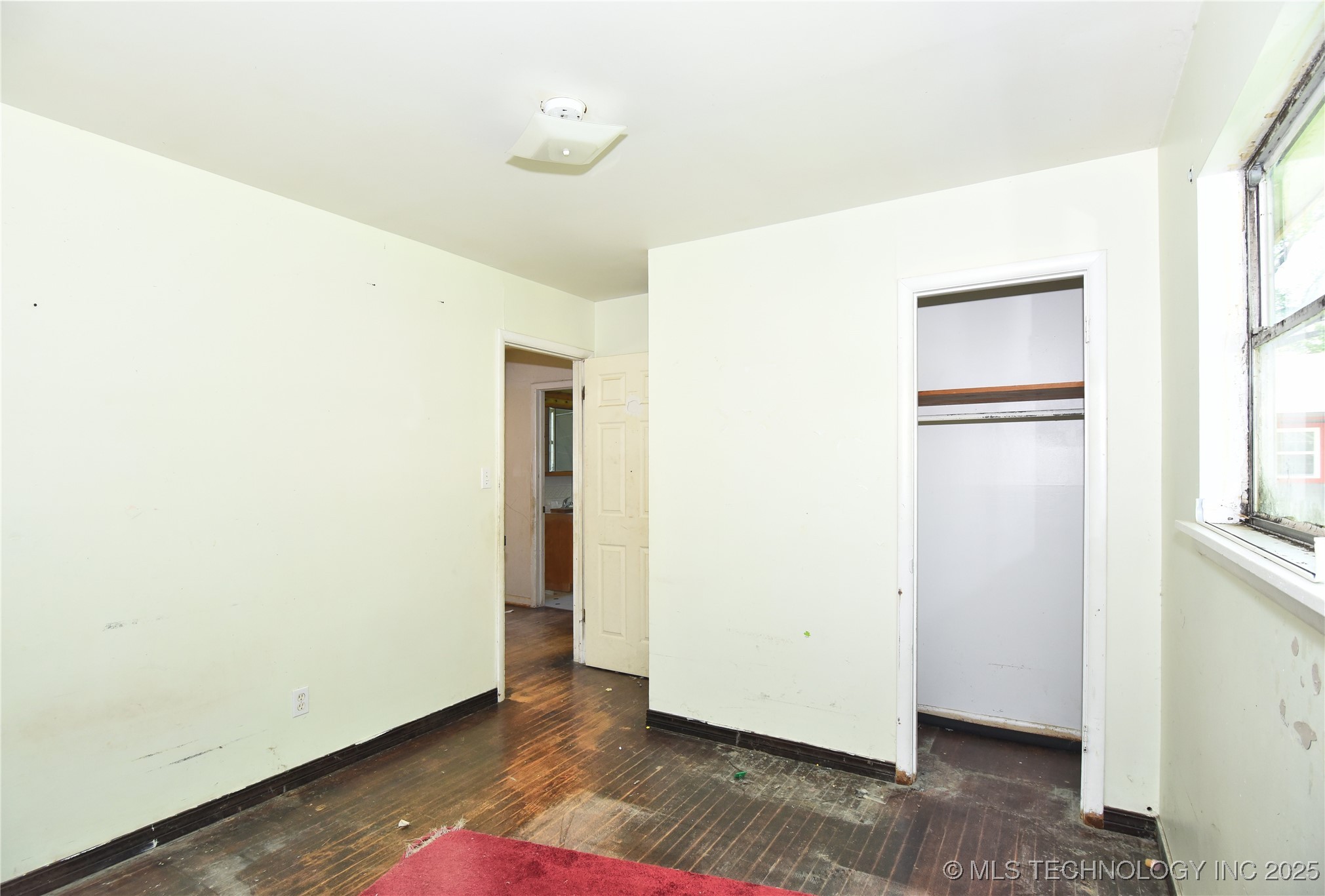 908 S Powell Avenue Property Photo 8