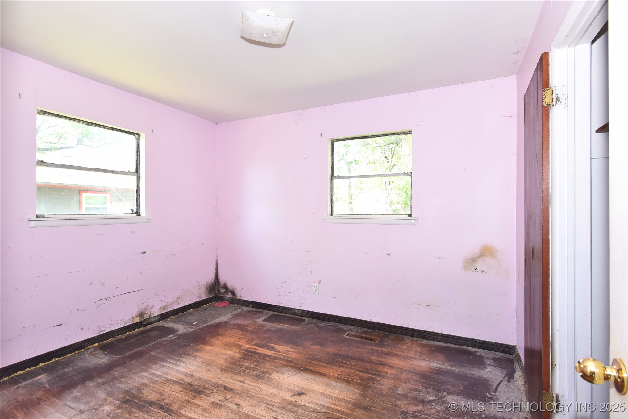 908 S Powell Avenue Property Photo 9
