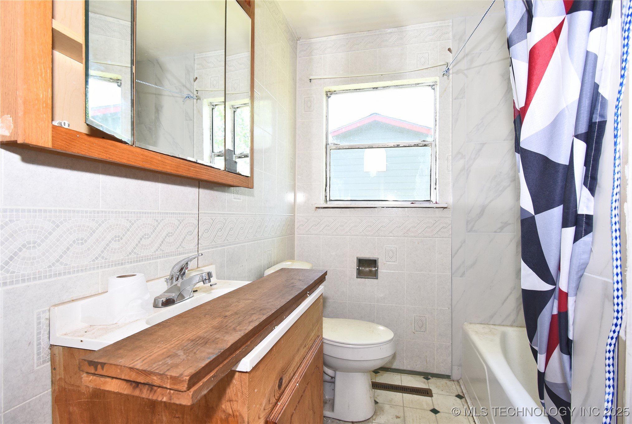 908 S Powell Avenue Property Photo 11