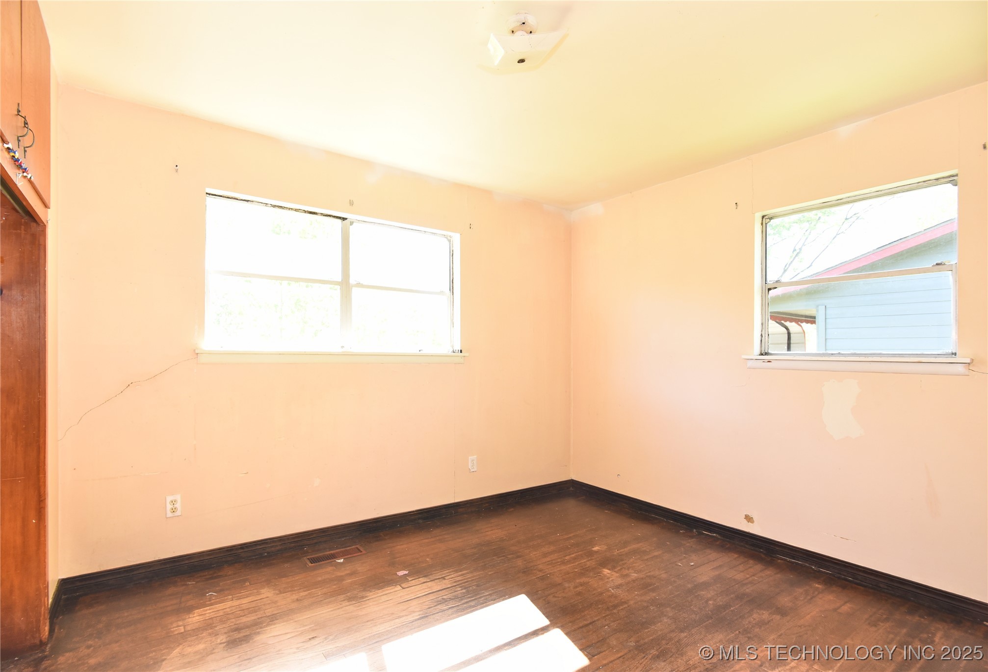 908 S Powell Avenue Property Photo 12