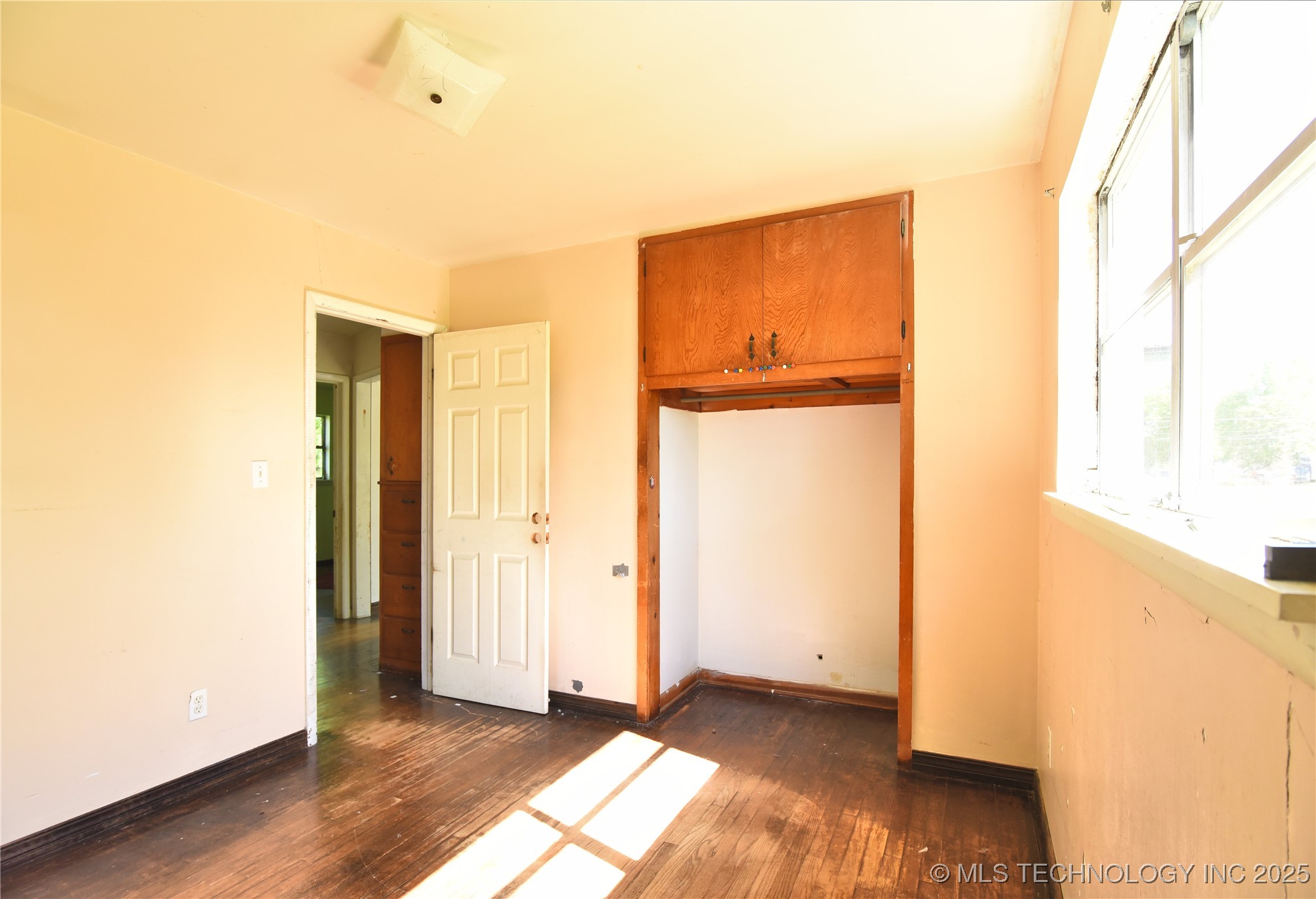 908 S Powell Avenue Property Photo 13