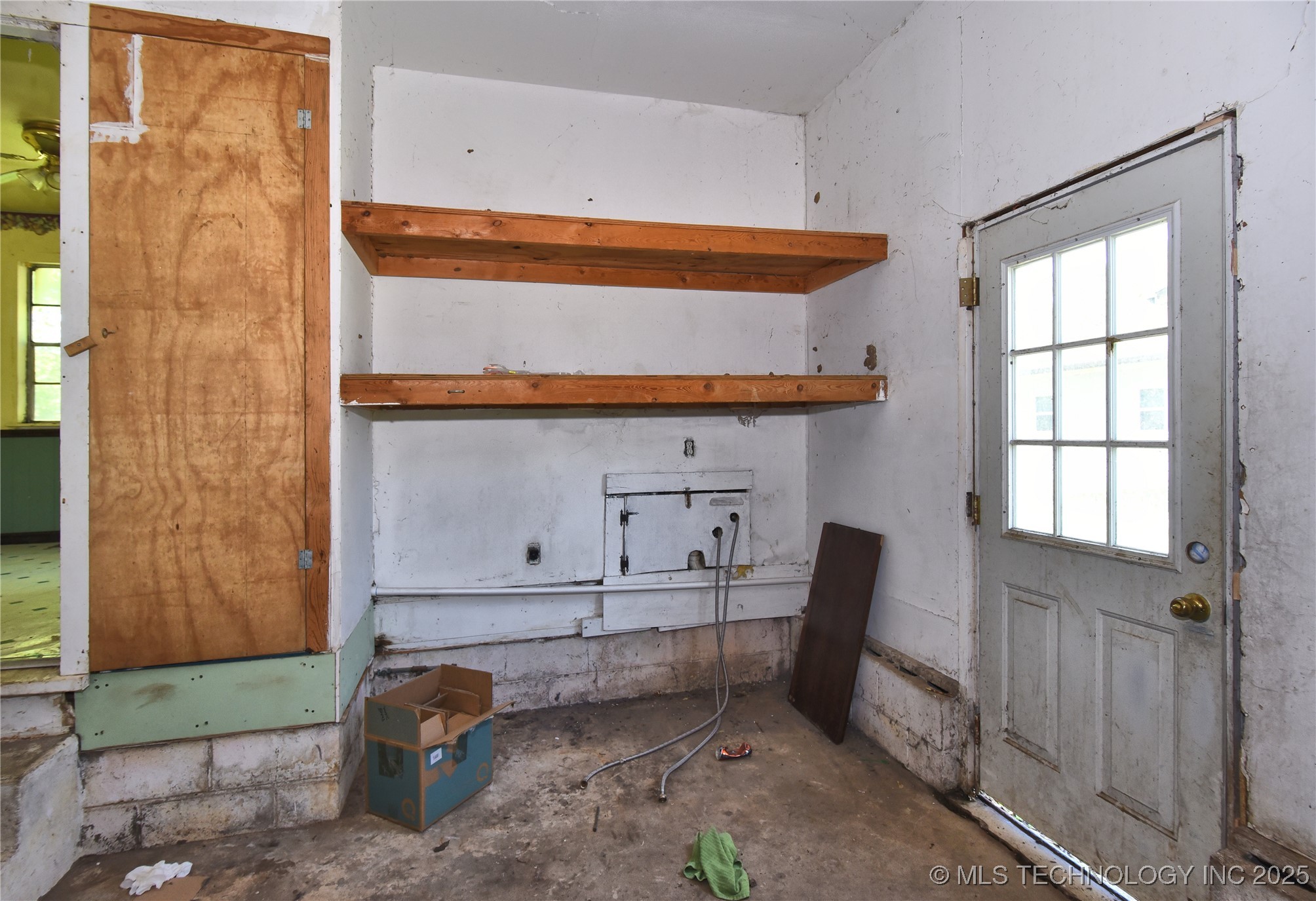 908 S Powell Avenue Property Photo 15