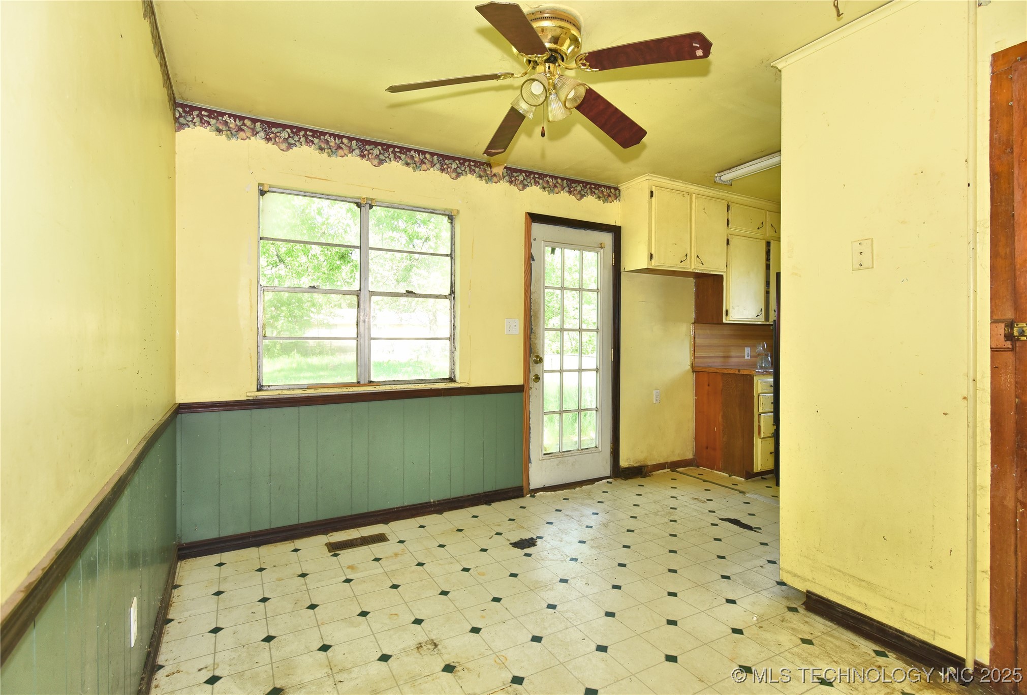 908 S Powell Avenue Property Photo 16
