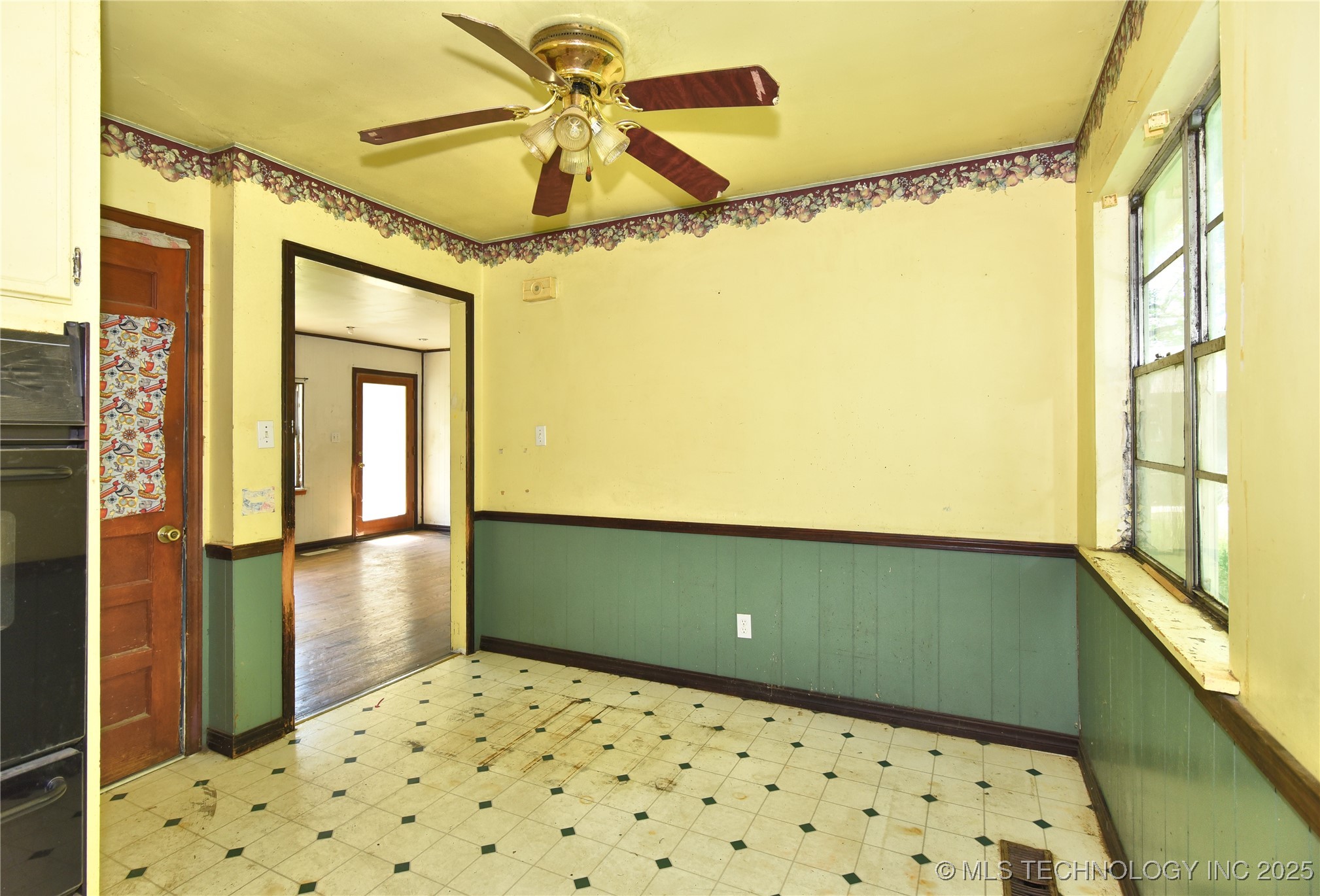 908 S Powell Avenue Property Photo 17
