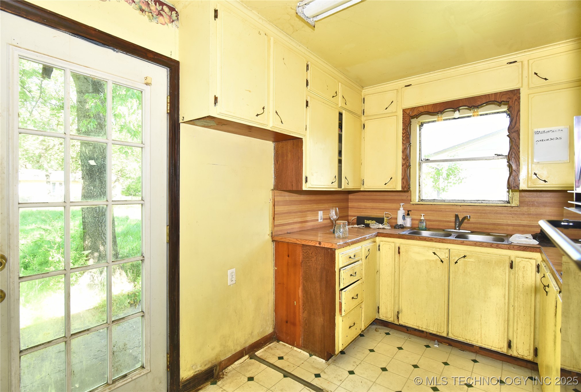 908 S Powell Avenue Property Photo 19