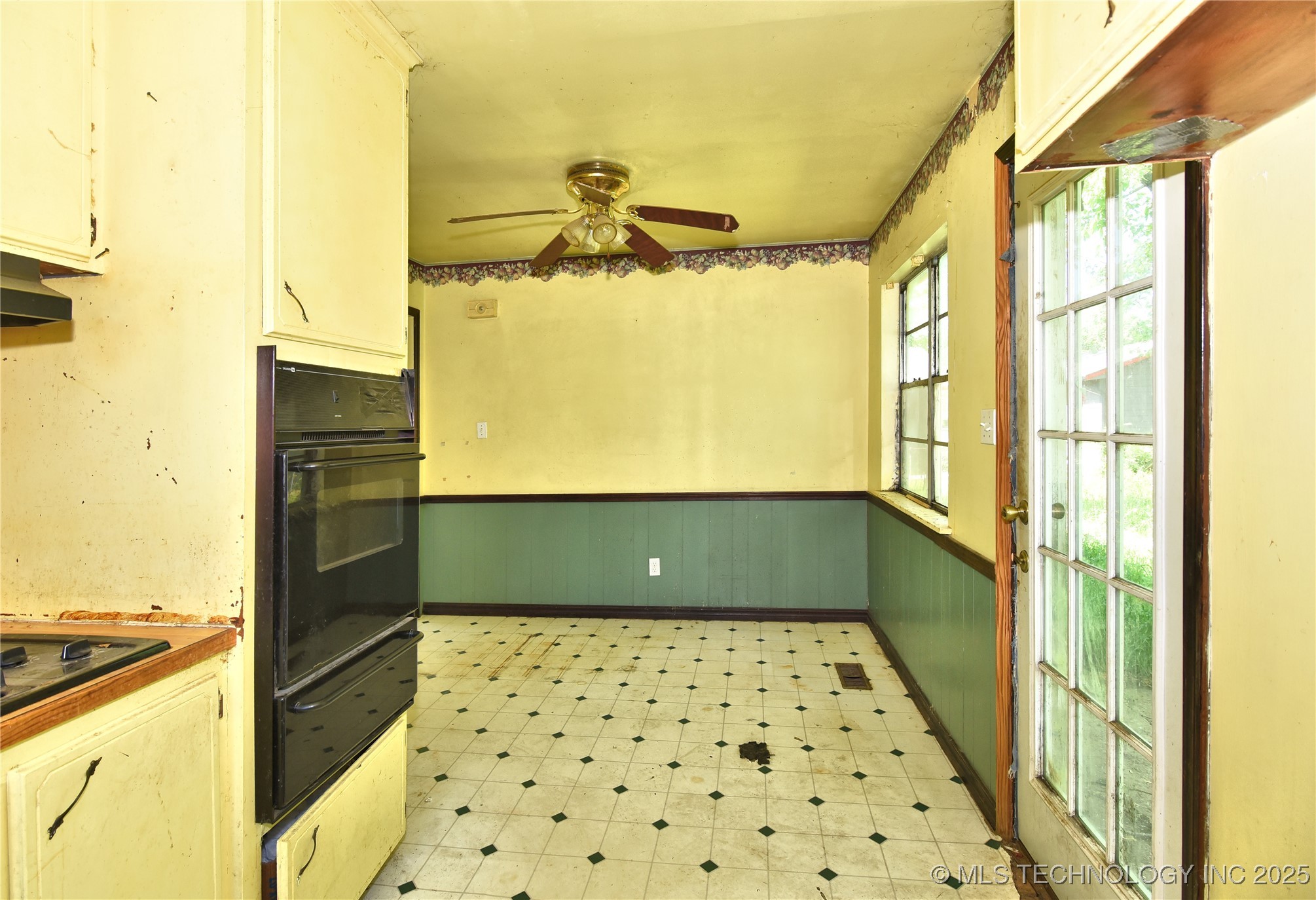 908 S Powell Avenue Property Photo 20